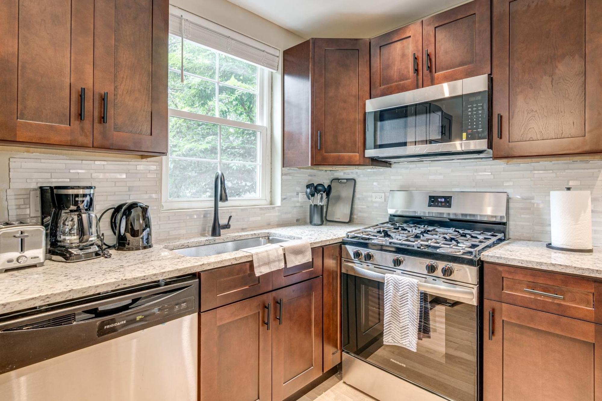 2 Mi To South Shore Urban Retreat With Yard