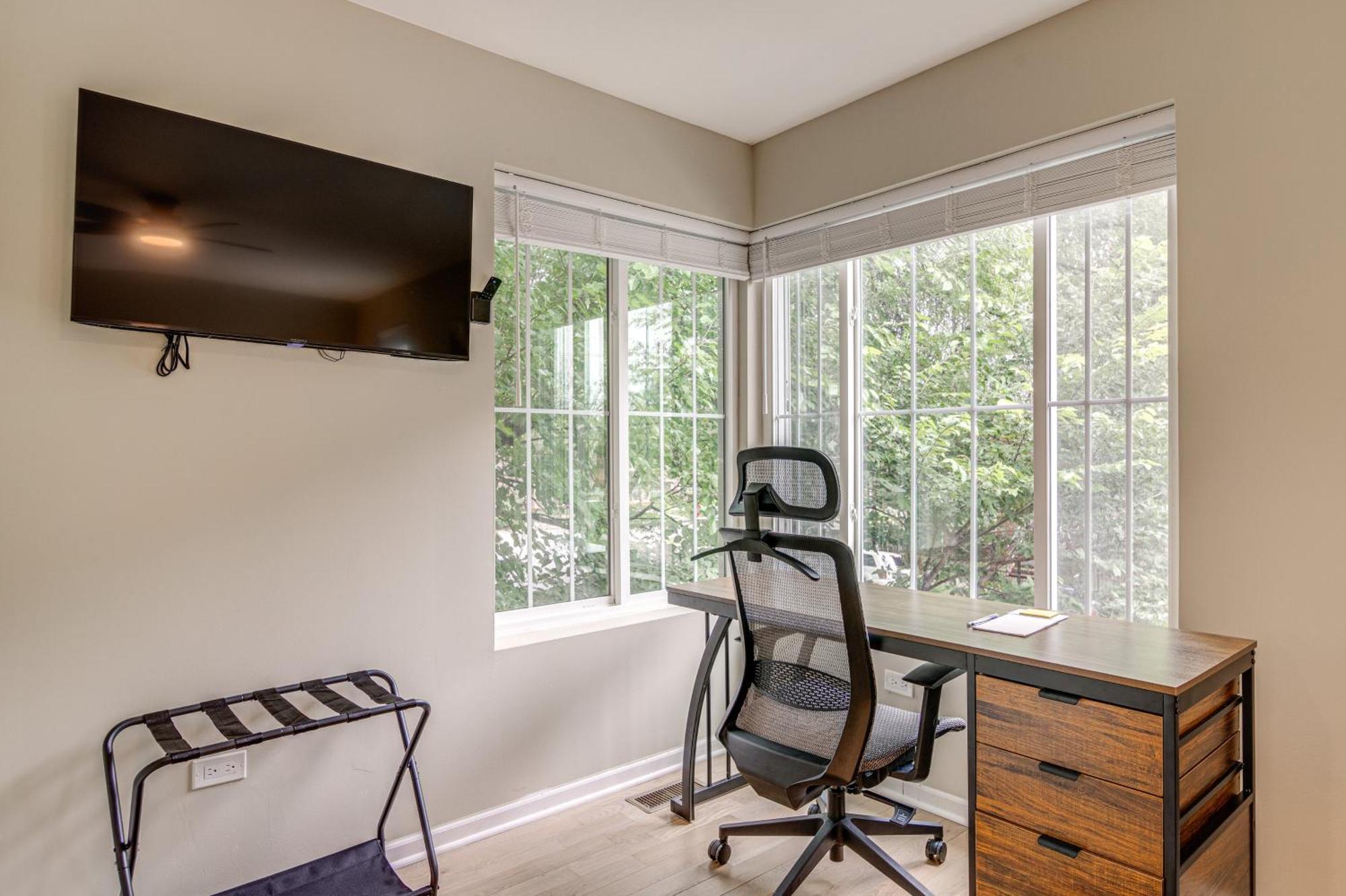 Holiday home 2 Mi To South Shore Urban Retreat With Yard *