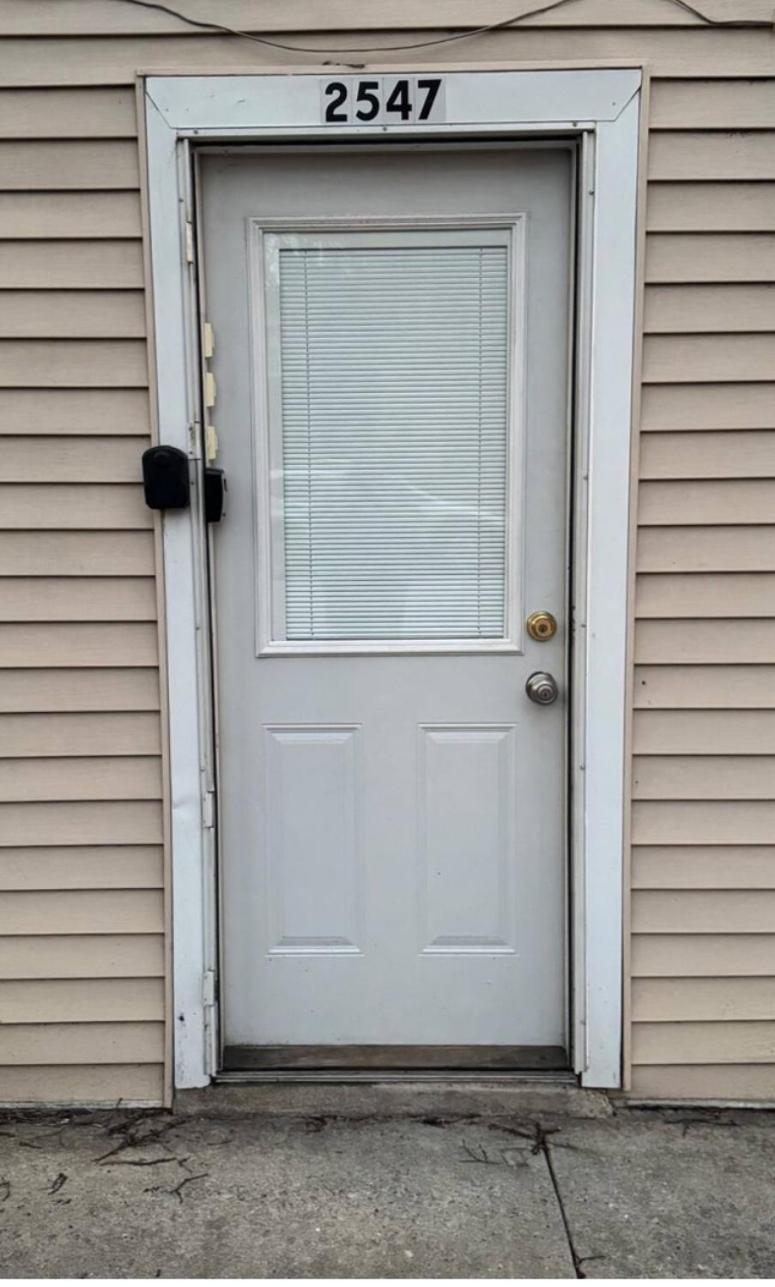 Apartment Location! Location! 2bd 1bth Spacious Apartment! *