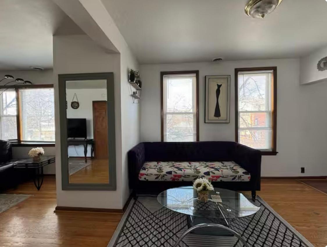 Location! Location! 2bd 1bth Spacious Apartment! * Chicago