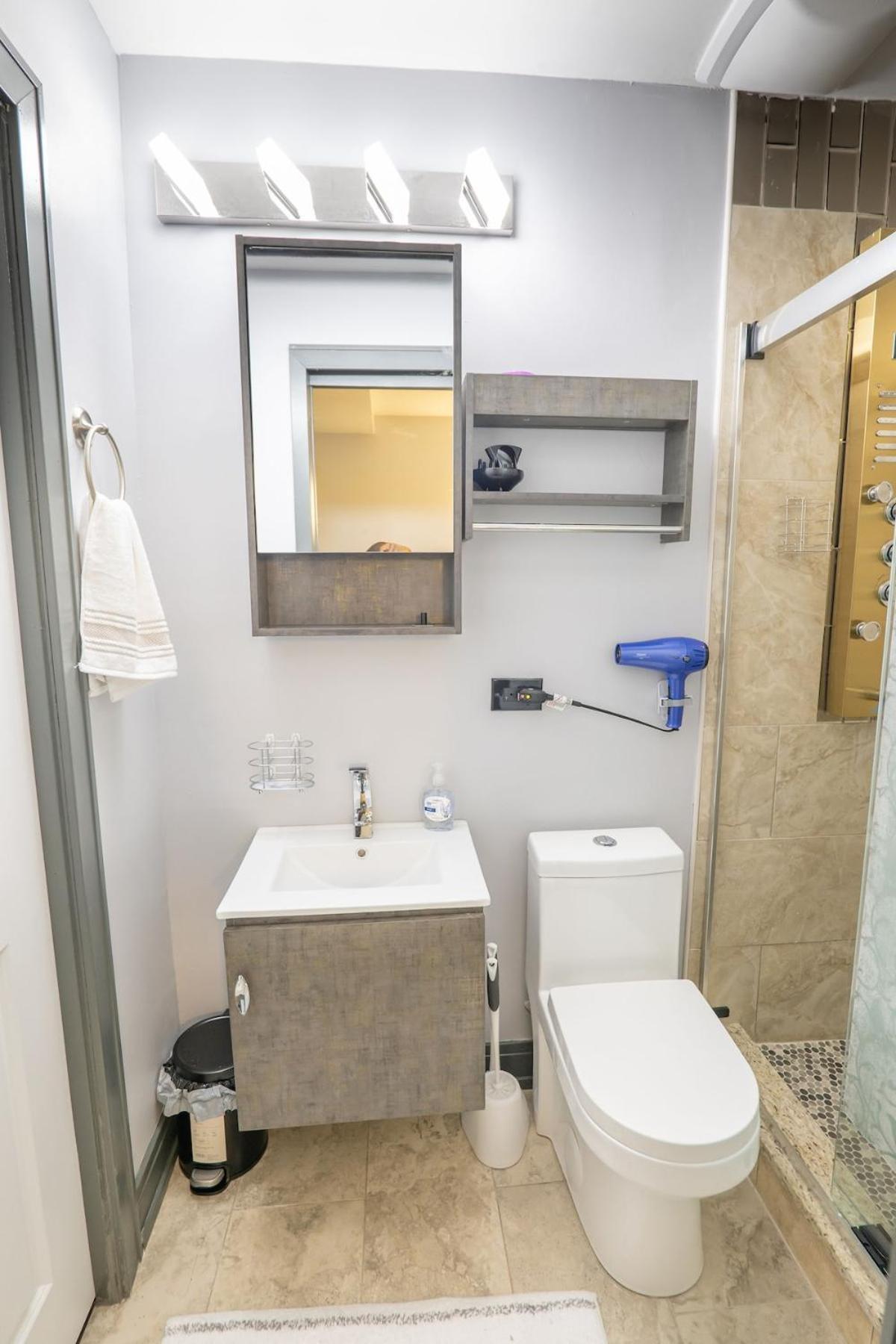 & Cozy 1-bedroom In Irving Park Apartment *