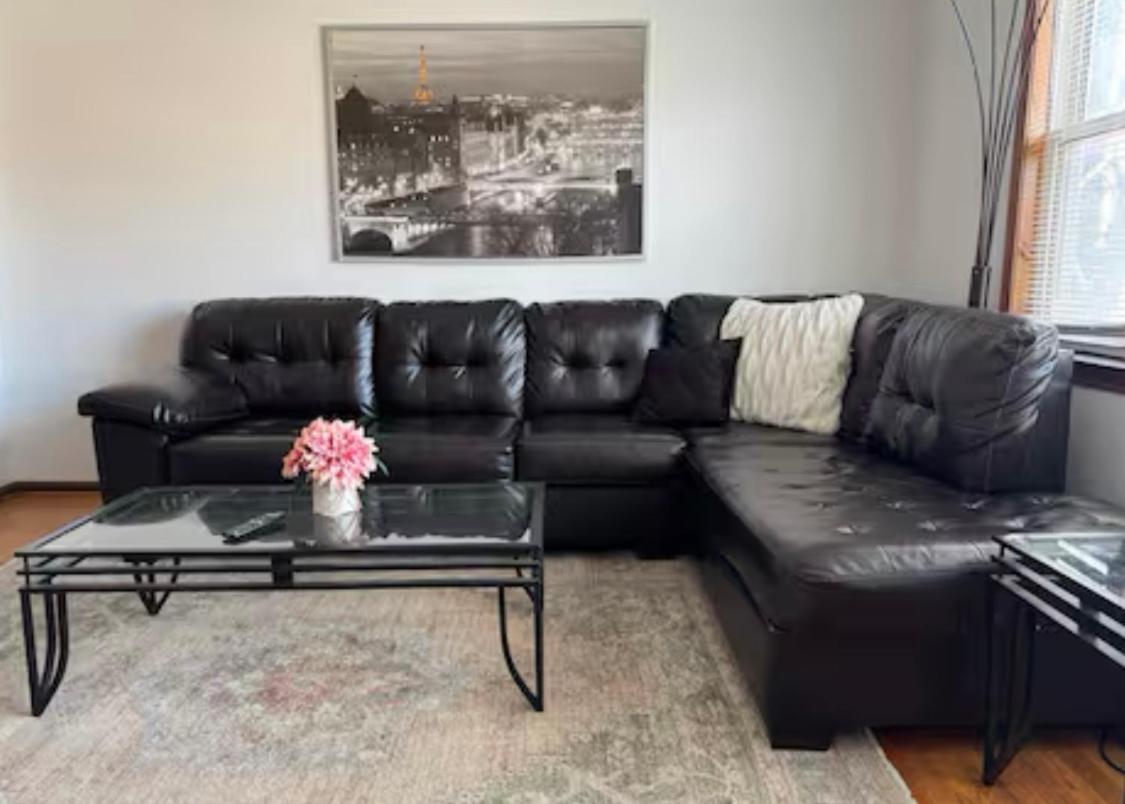 Location! Location! 2bd 1bth Spacious Apartment! * Chicago