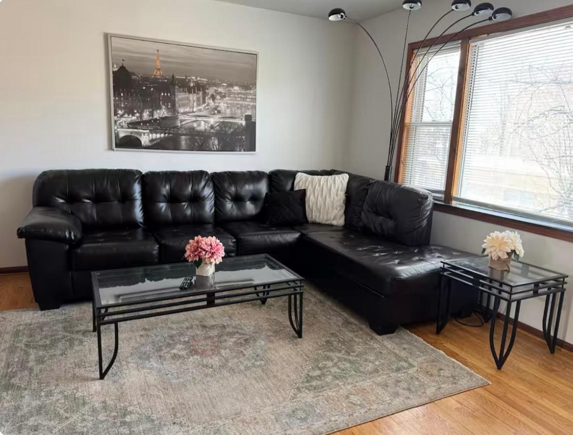 Location! Location! 2bd 1bth Spacious Apartment! Chicago