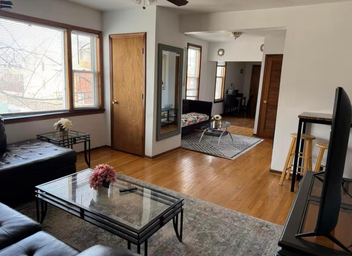 Location! Location! 2bd 1bth Spacious Apartment! * Chicago