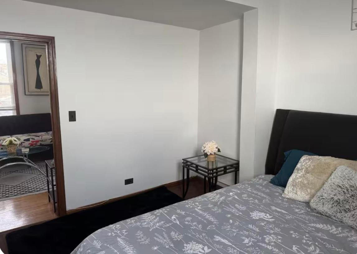 Location! Location! 2bd 1bth Spacious Apartment! * Chicago