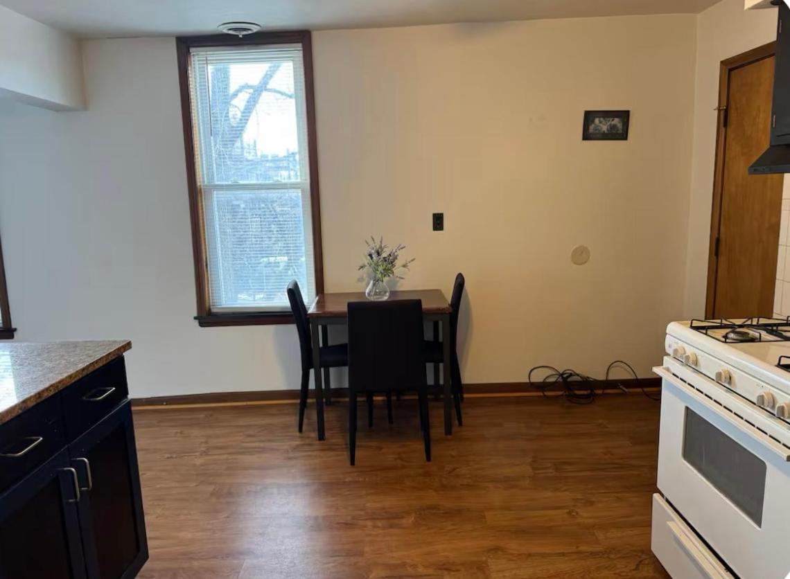 Location! Location! 2bd 1bth Spacious Apartment! Apartment *