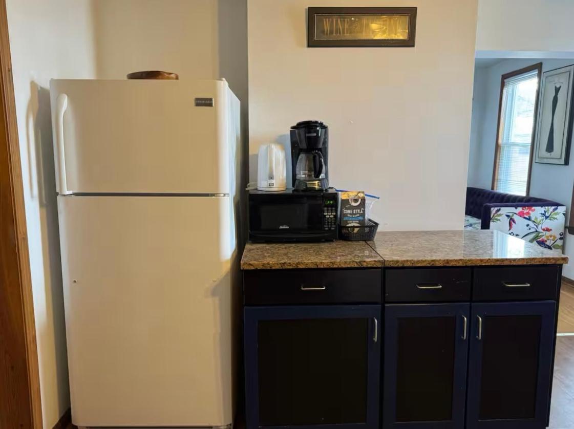 Apartment Location! Location! 2bd 1bth Spacious Apartment! *