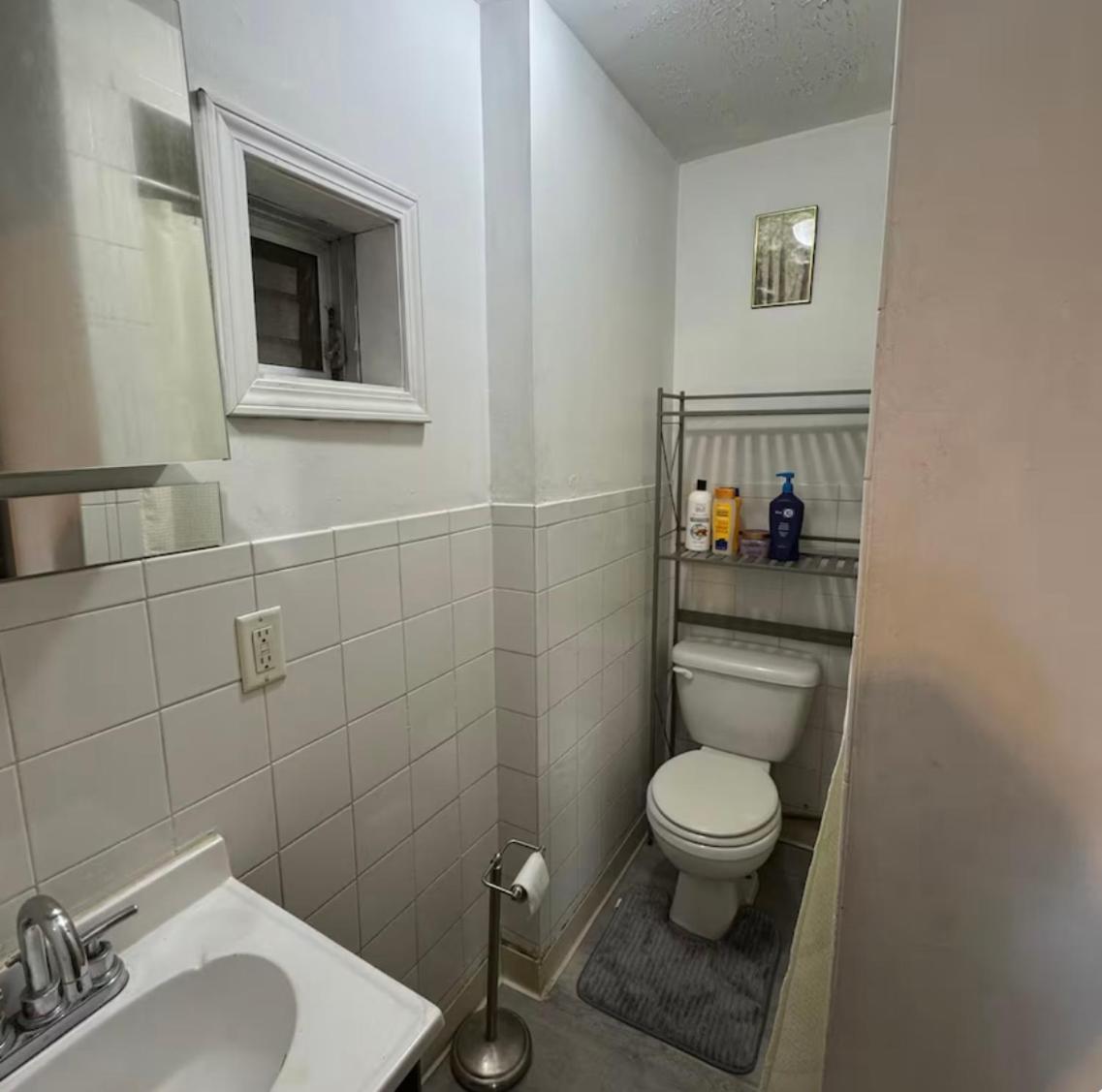 Location! Location! 2bd 1bth Spacious Apartment! Apartment