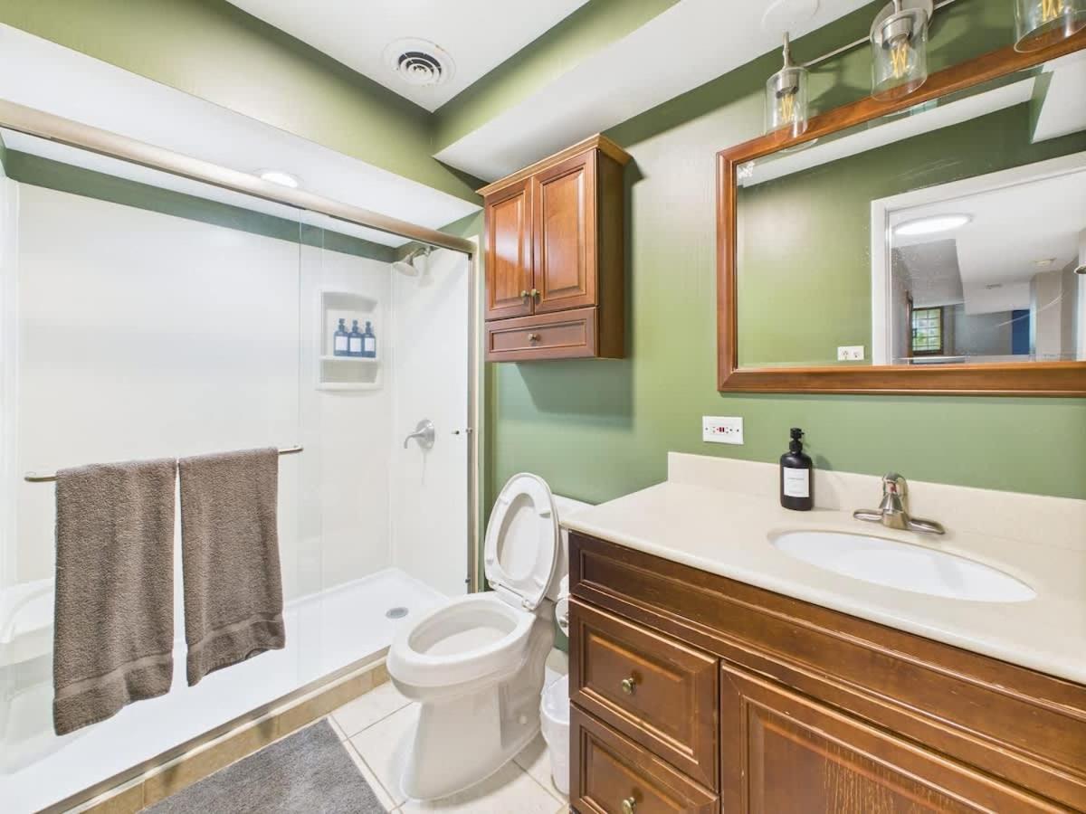 Spacious 4br Covered Parking Just Steps To Wrigley Apartment *
