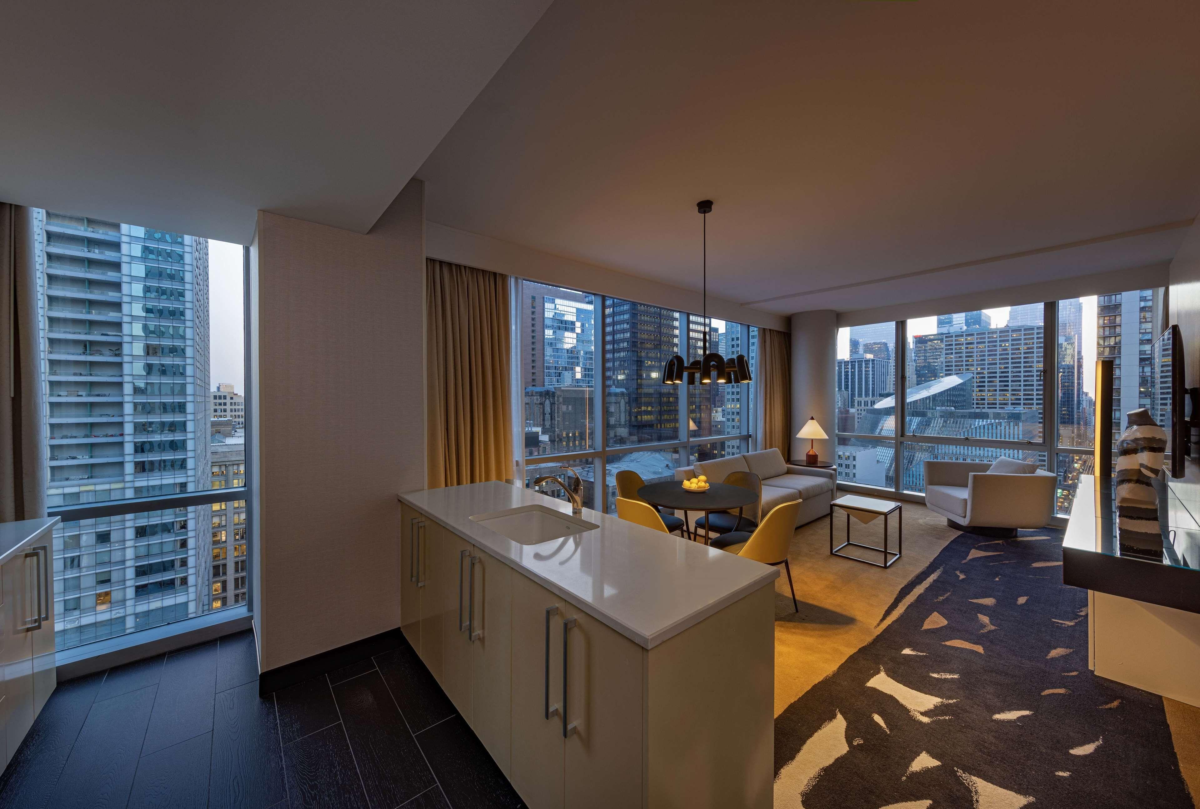 Thewit Chicago, A Hilton