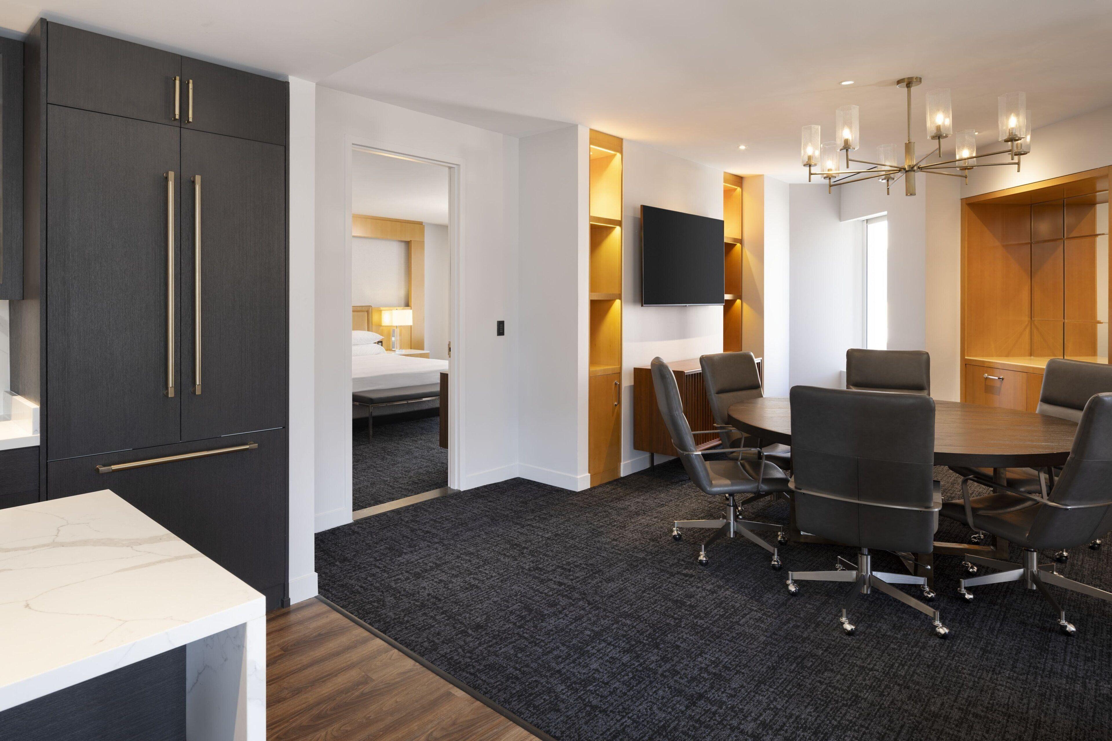 Hotel By Marriott Downtown Magnificent Mile 3*