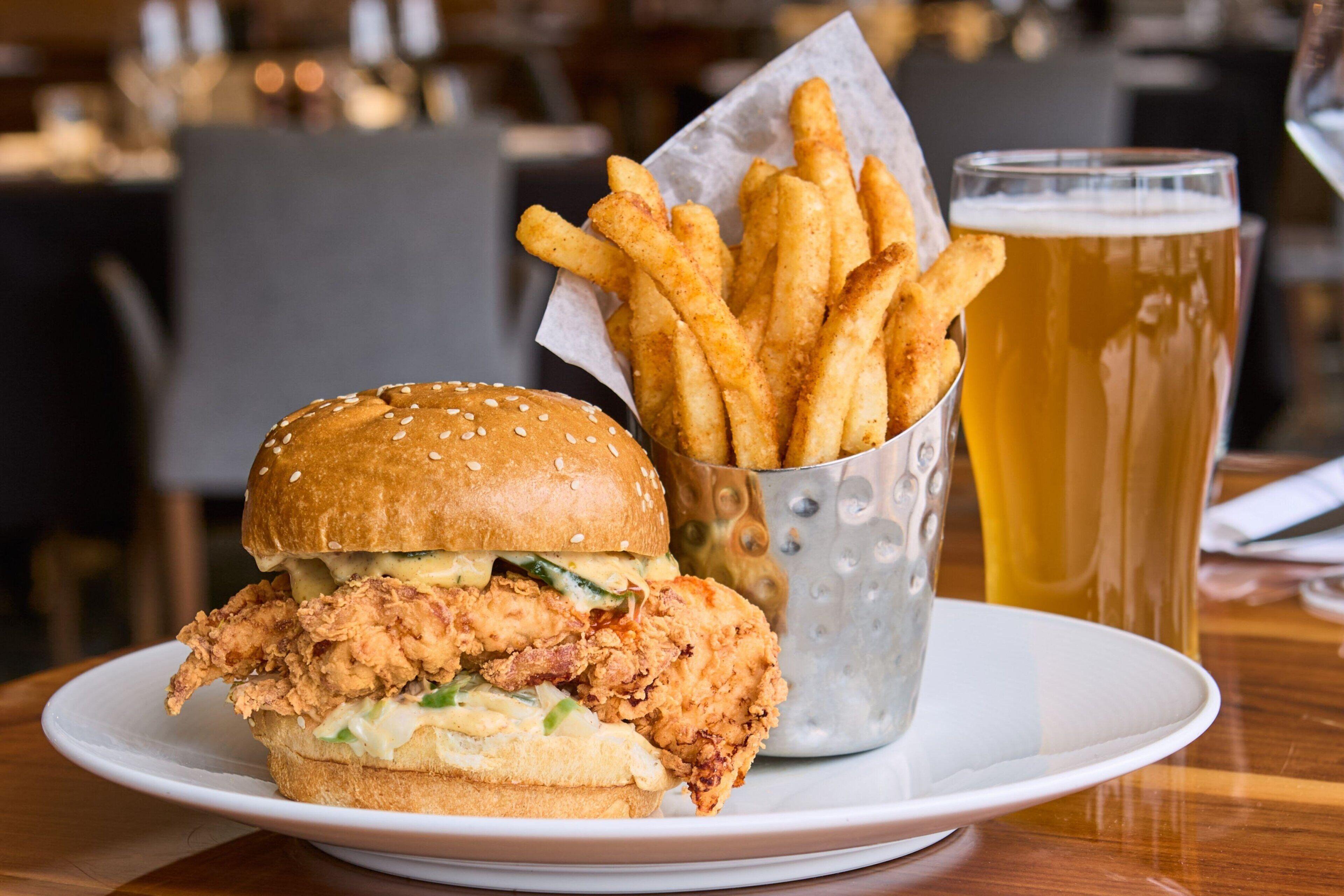 By Marriott Downtown Magnificent Mile Hotel 3*