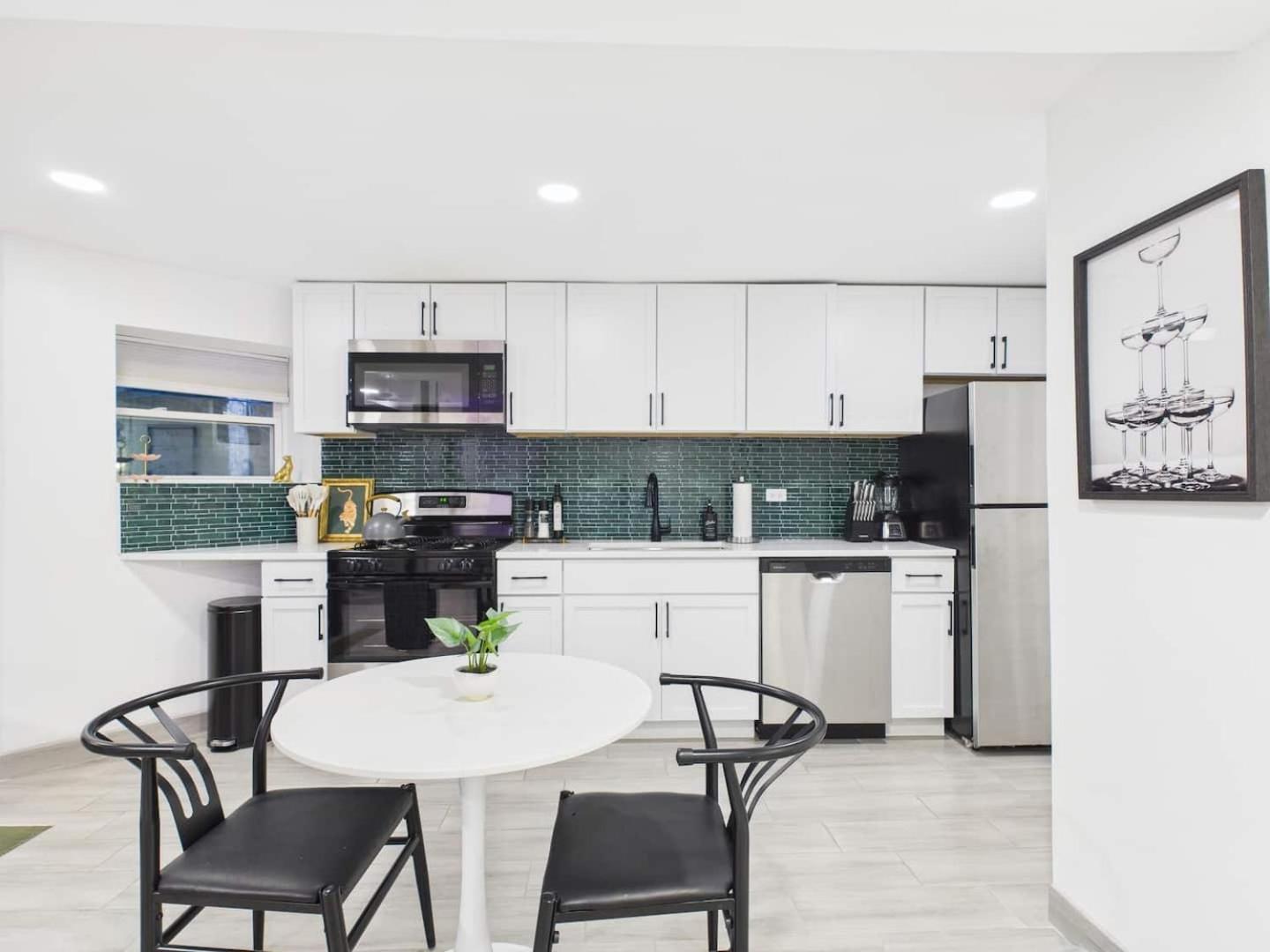 Addison Art Deco Flat *