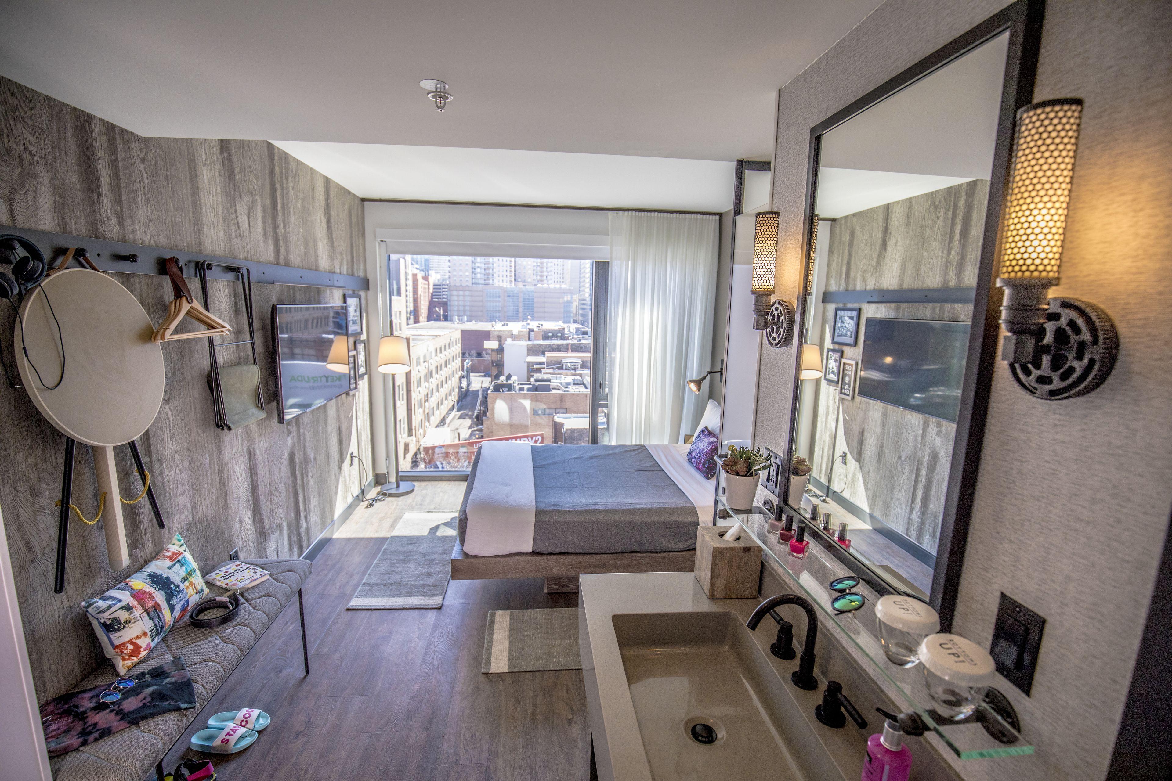 Moxy Downtown 3*