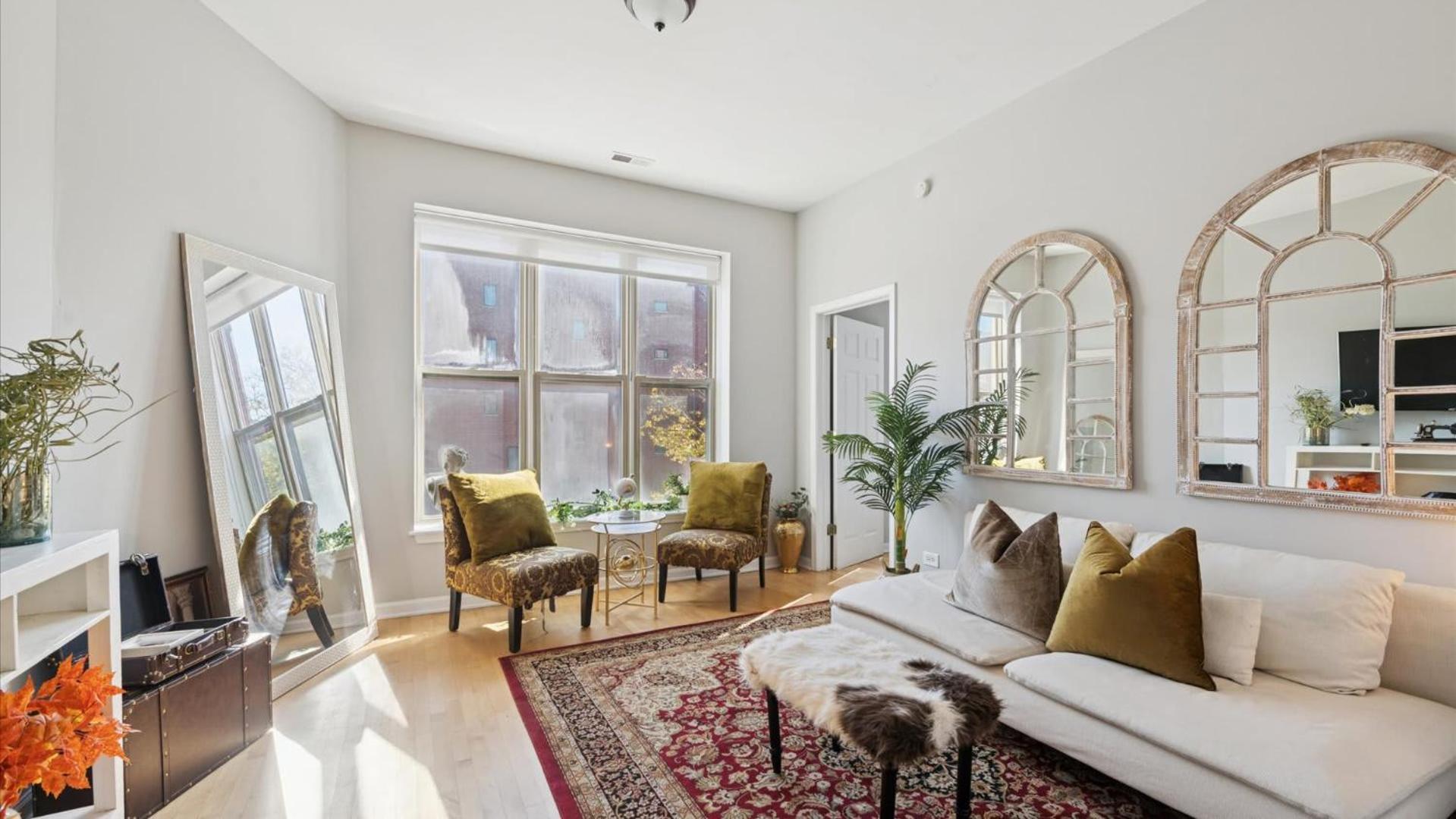 Elegant Escape Minutes From Downtown & Uic Apartment Chicago