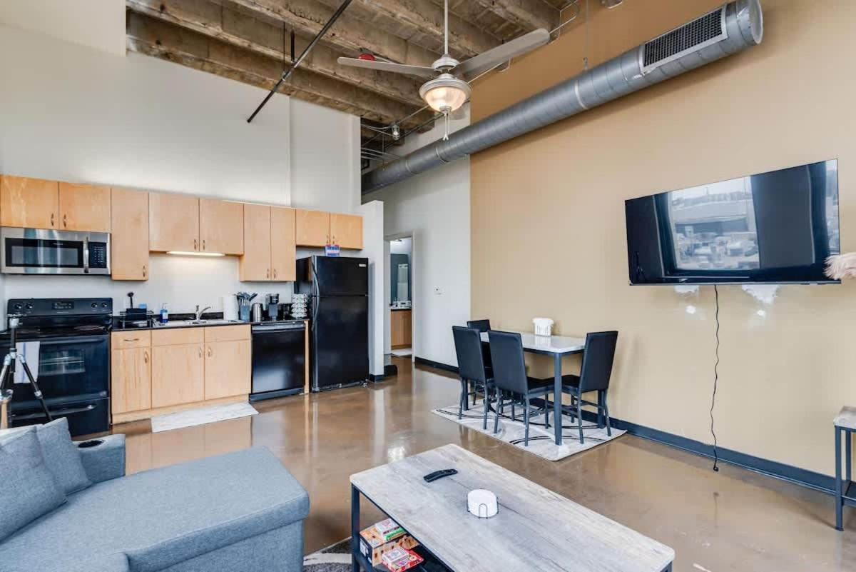 Apartment West Loop - Views With In & Out Parking 4