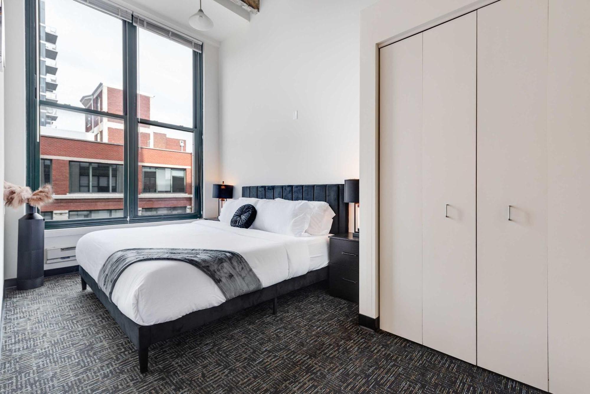 Apartment West Loop - Views With In & Out Parking 2 *