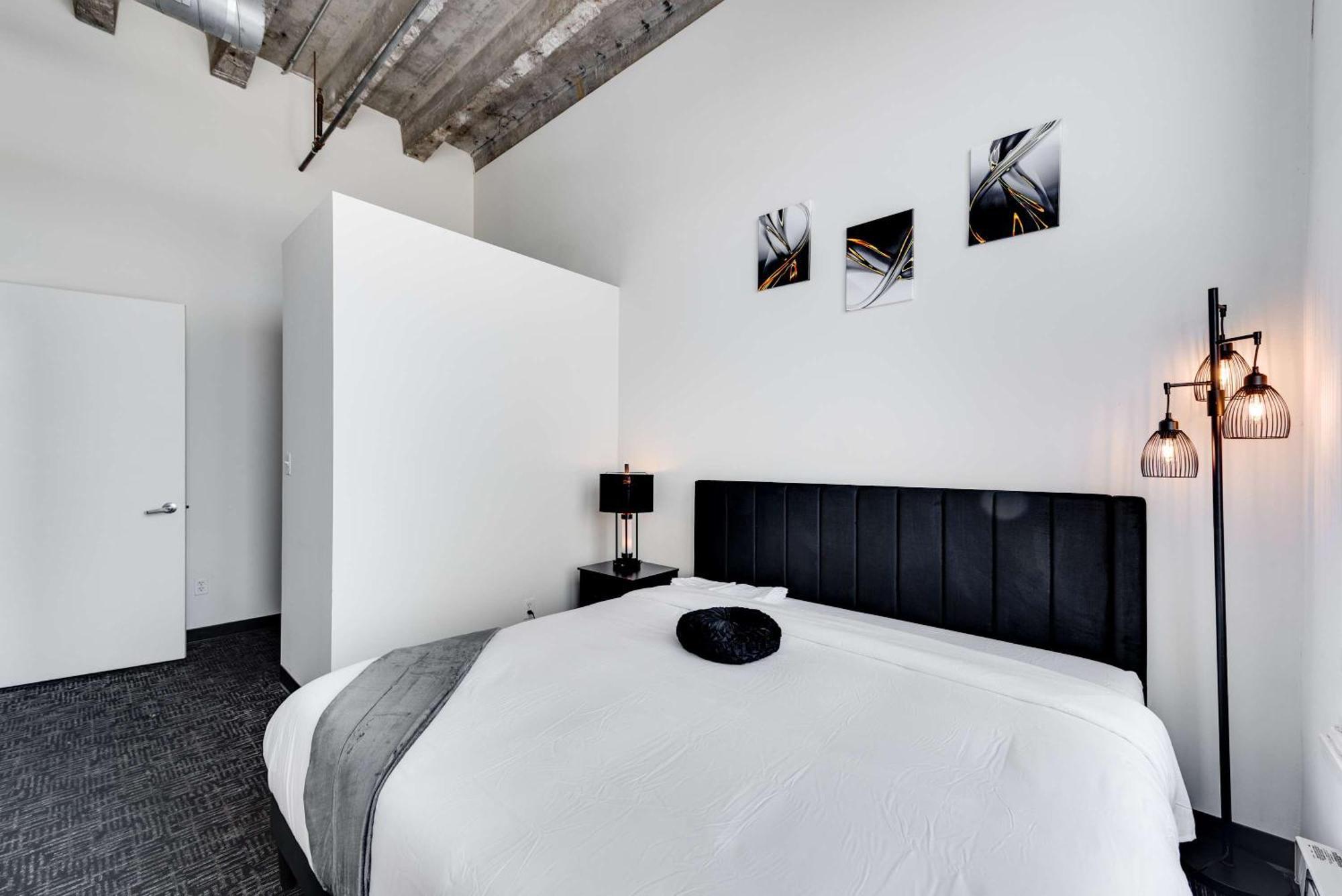 West Loop - Views With In & Out Parking 1 Apartment Chicago