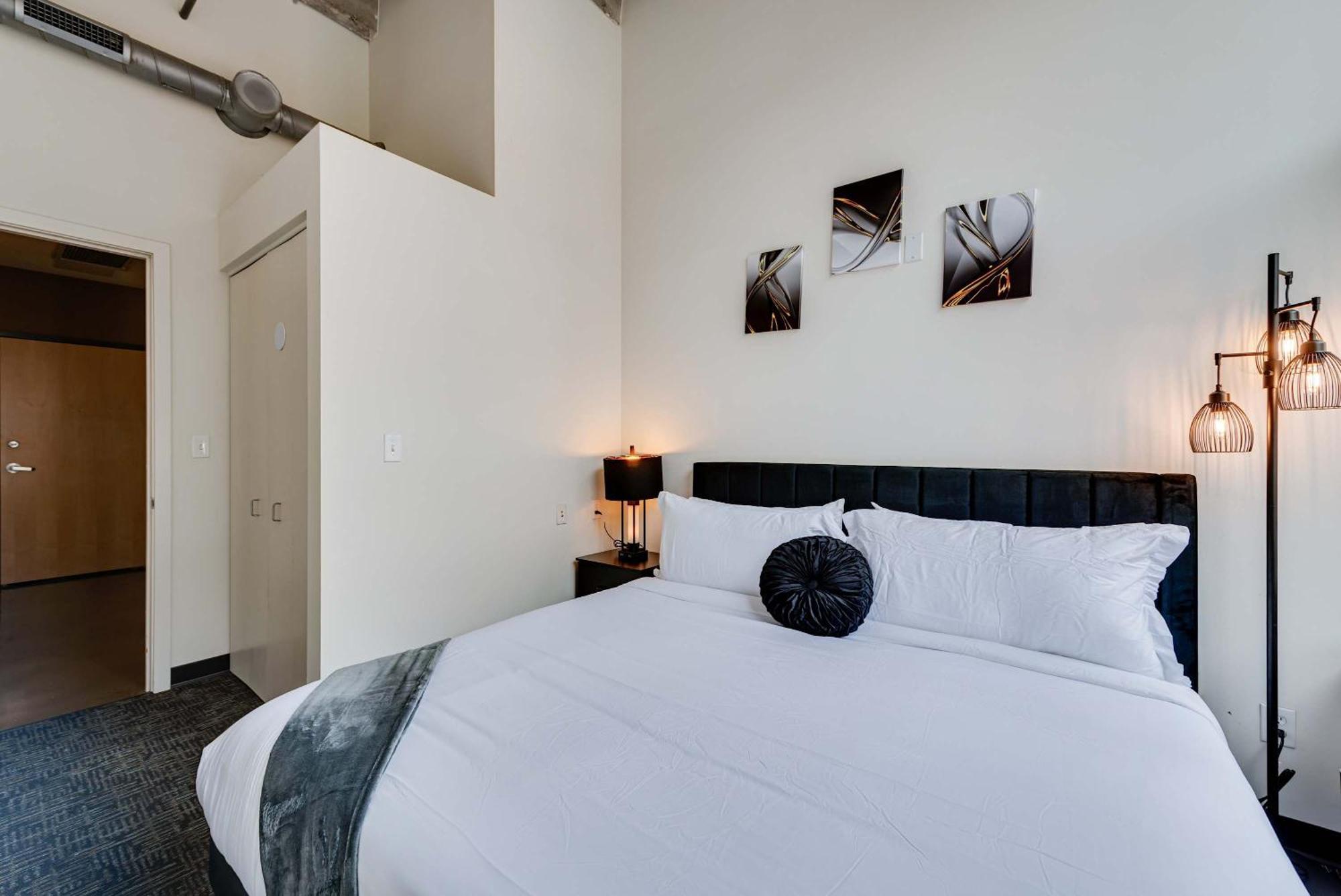 Apartment West Loop - Views With In & Out Parking 3 *