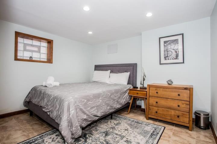 Stylish Garden-level 2br: Quiet Neighborhood * Chicago