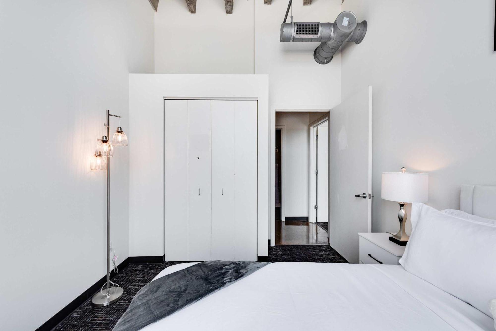 Apartment West Loop - Views With In & Out Parking 1