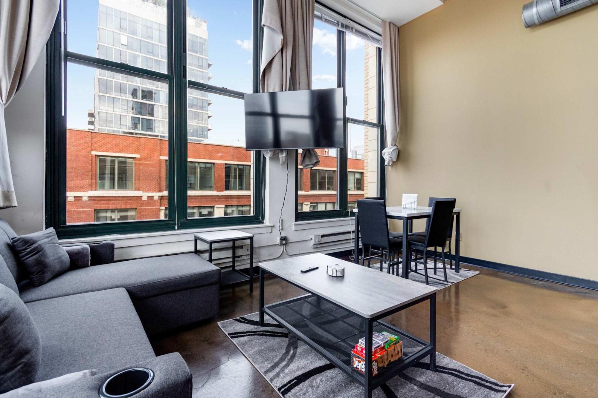 West Loop - Views With In & Out Parking 1 Apartment