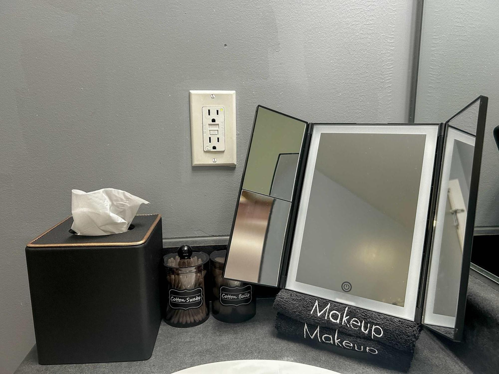 Apartment West Loop - Views With In & Out Parking 3