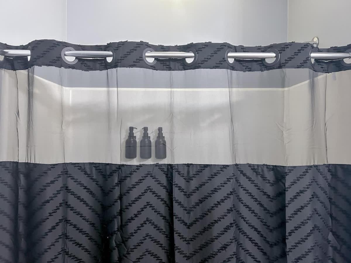 Apartment West Loop - Views With In & Out Parking 4 *