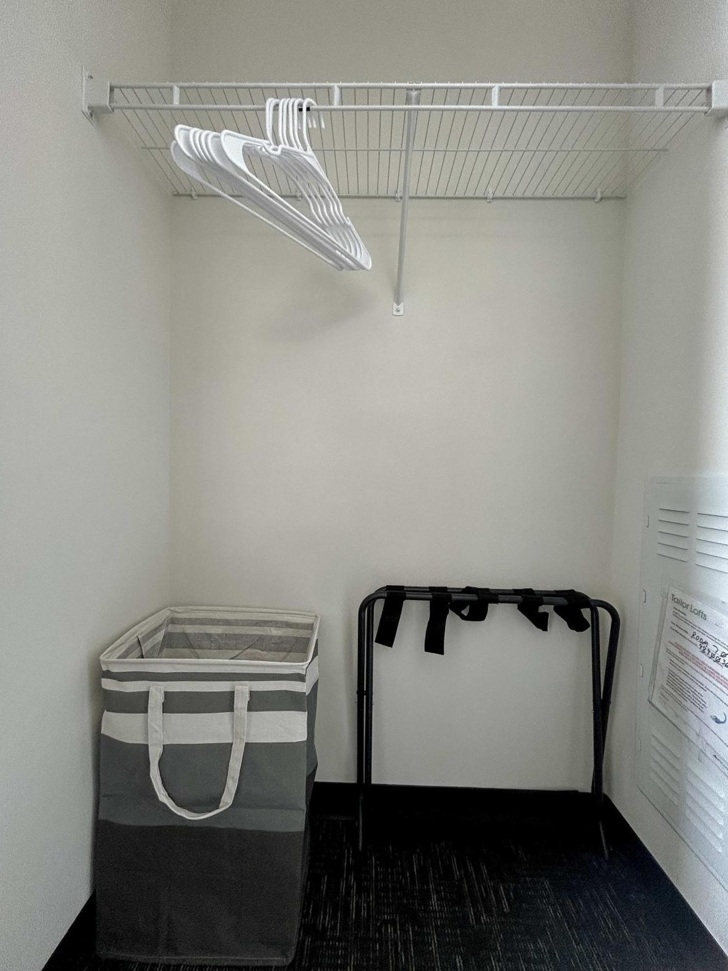 Apartment West Loop - Views With In & Out Parking 2 *