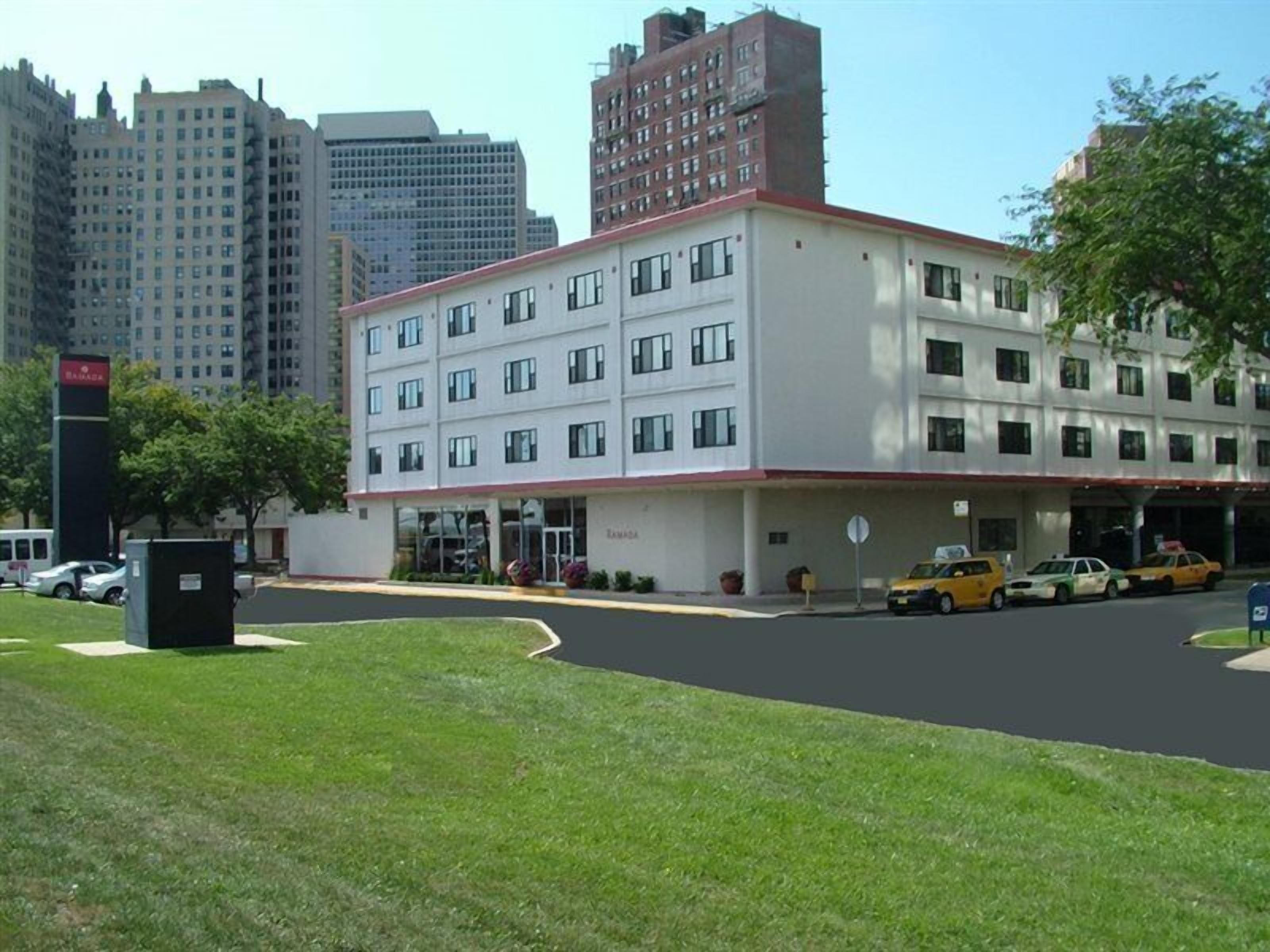 Shore Hotel 3*