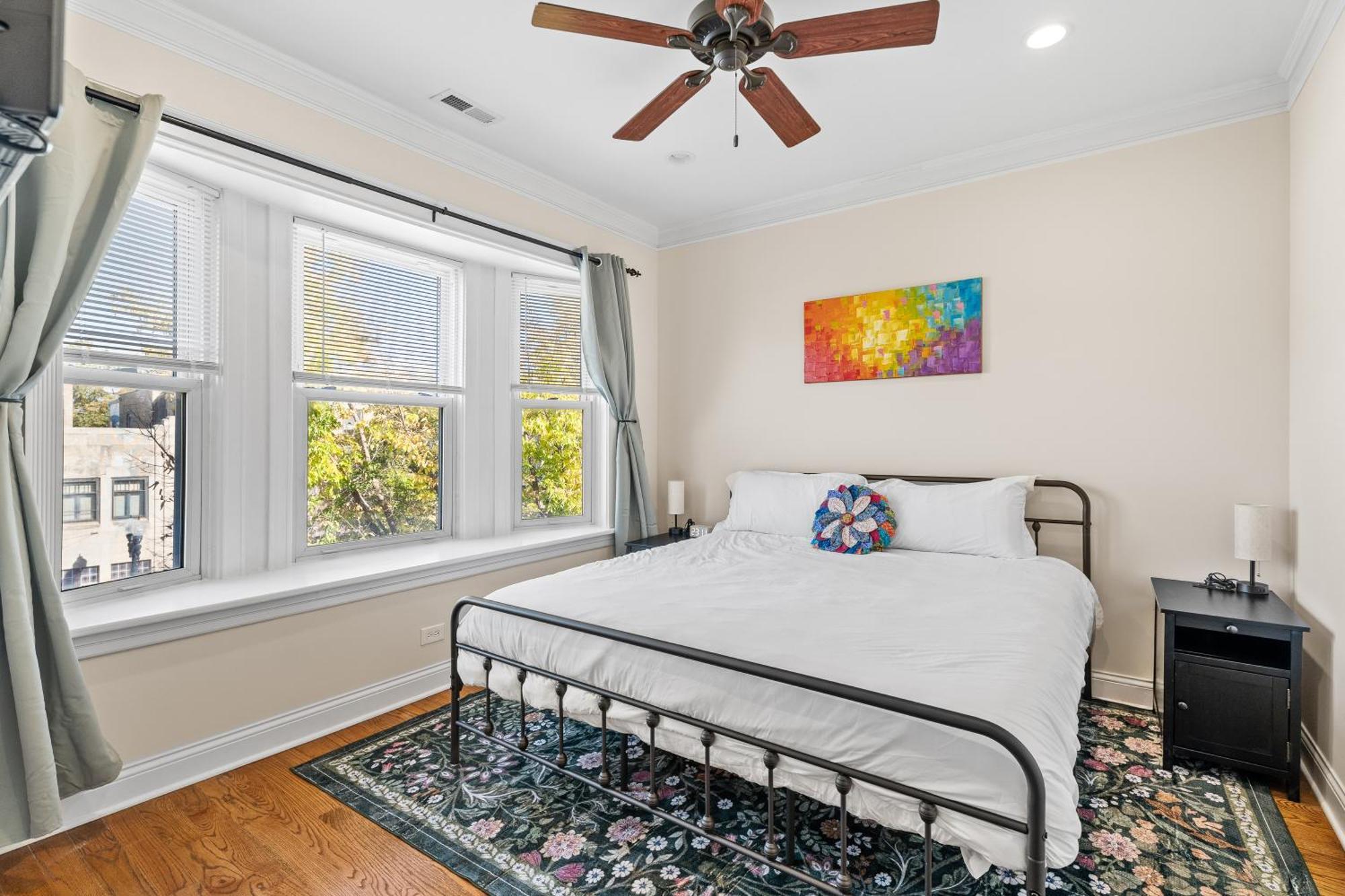 North Center - Walkable - Transit Accessible - King & Queen Beds Apartment