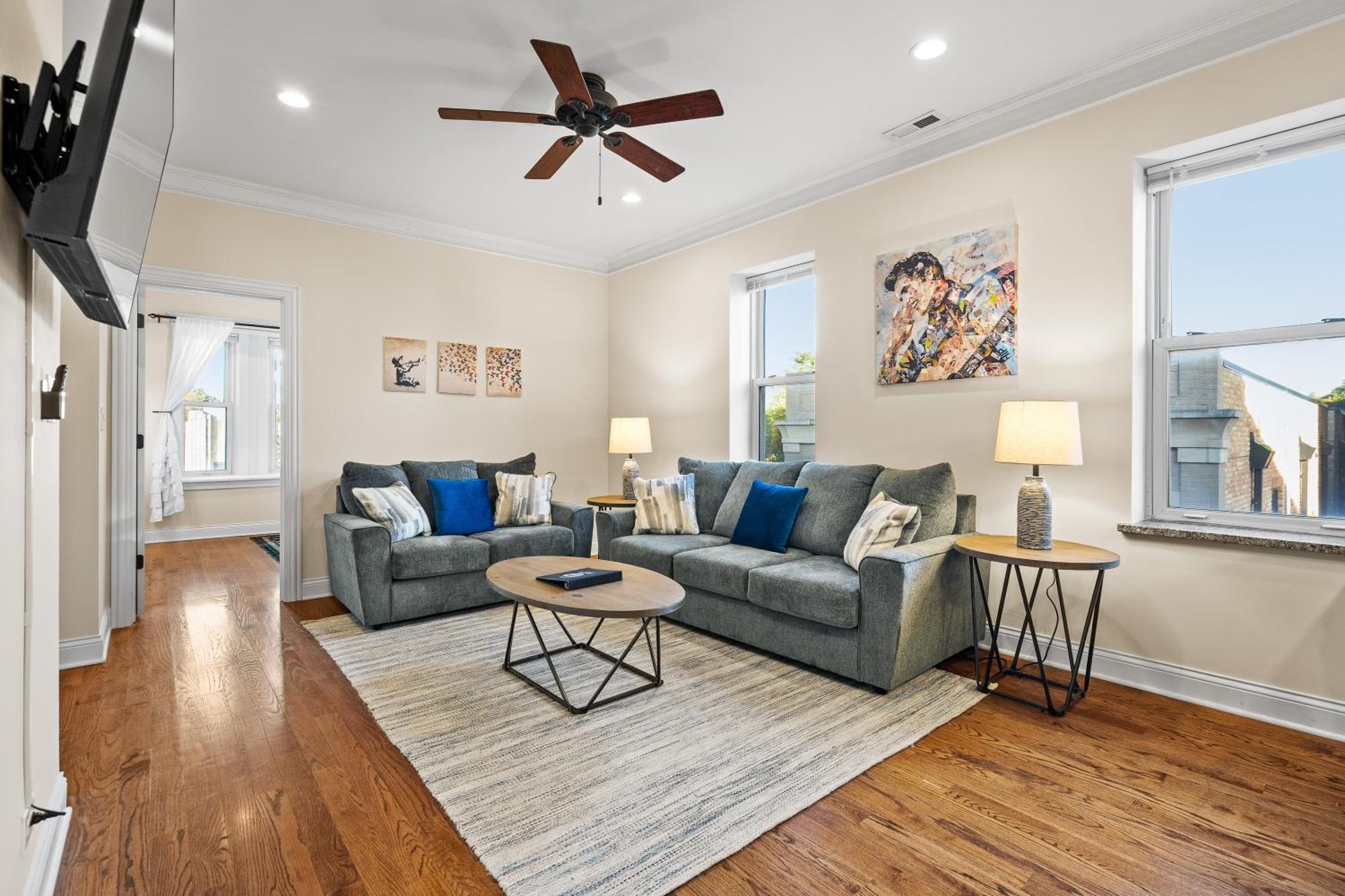 North Center - Walkable - Transit Accessible - King & Queen Beds