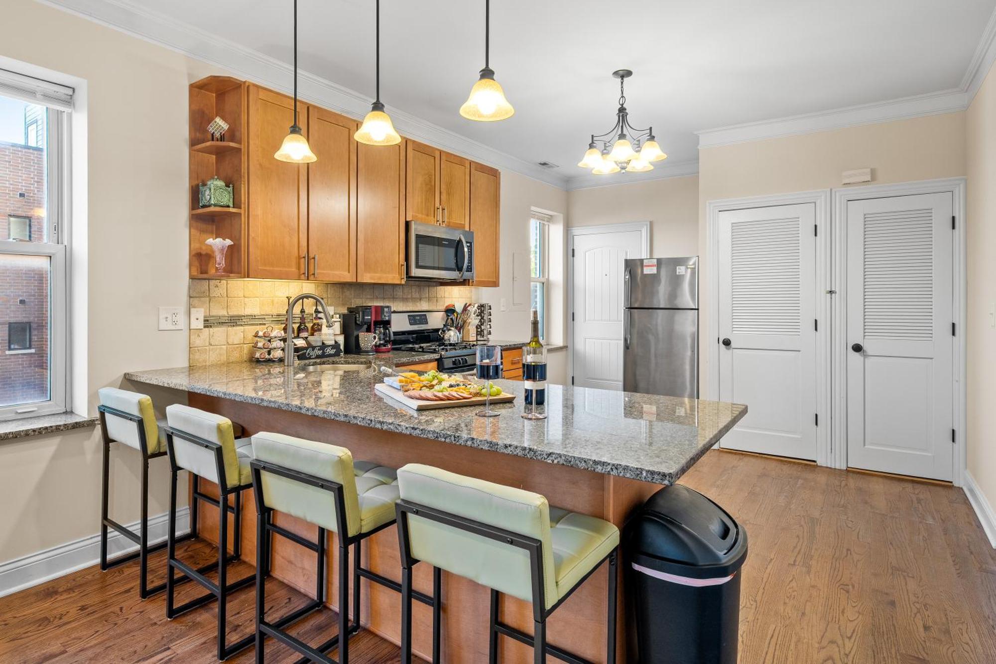 North Center - Walkable - Transit Accessible - King & Queen Beds Apartment Chicago