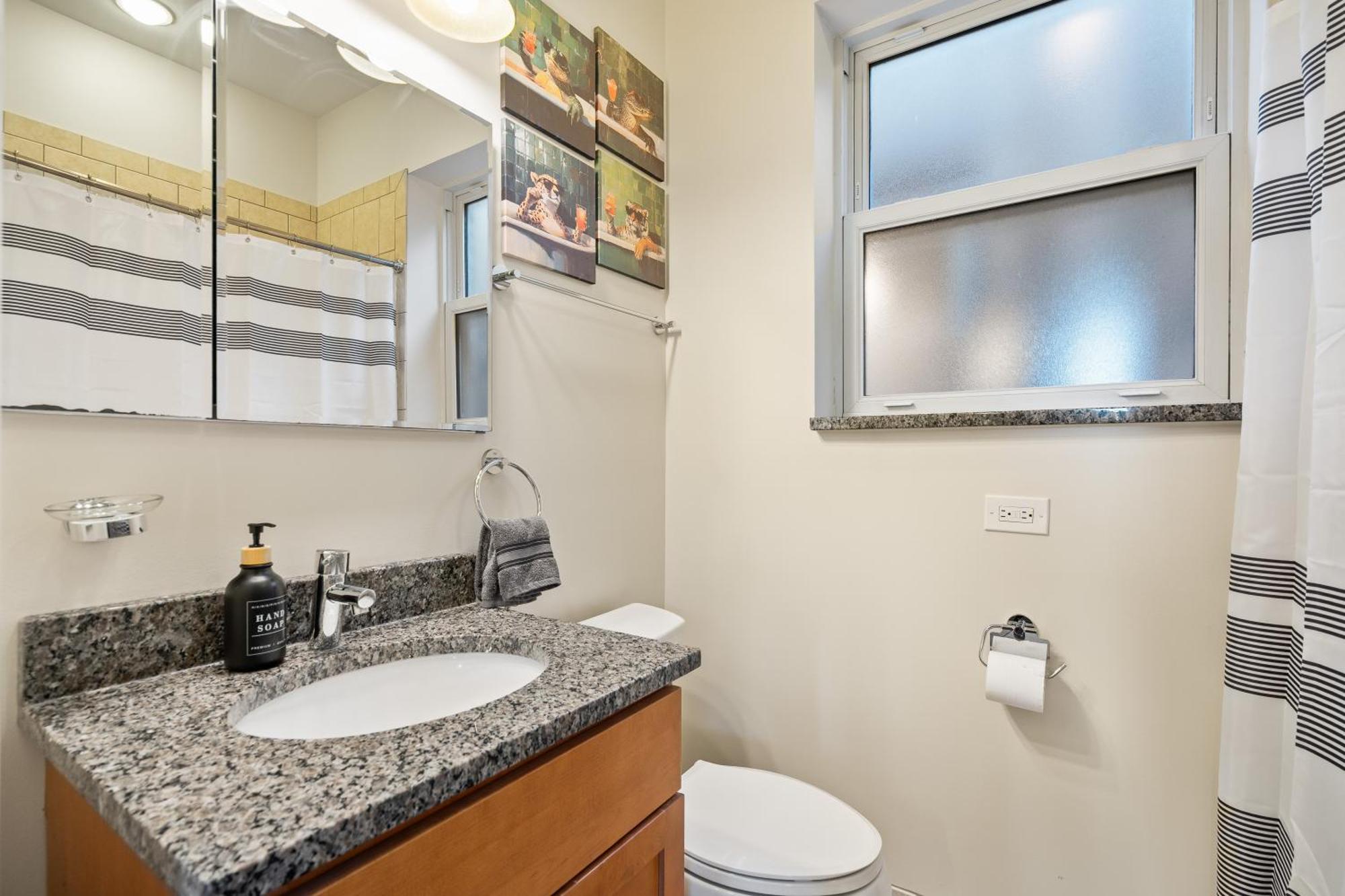 North Center - Walkable - Transit Accessible - King & Queen Beds *