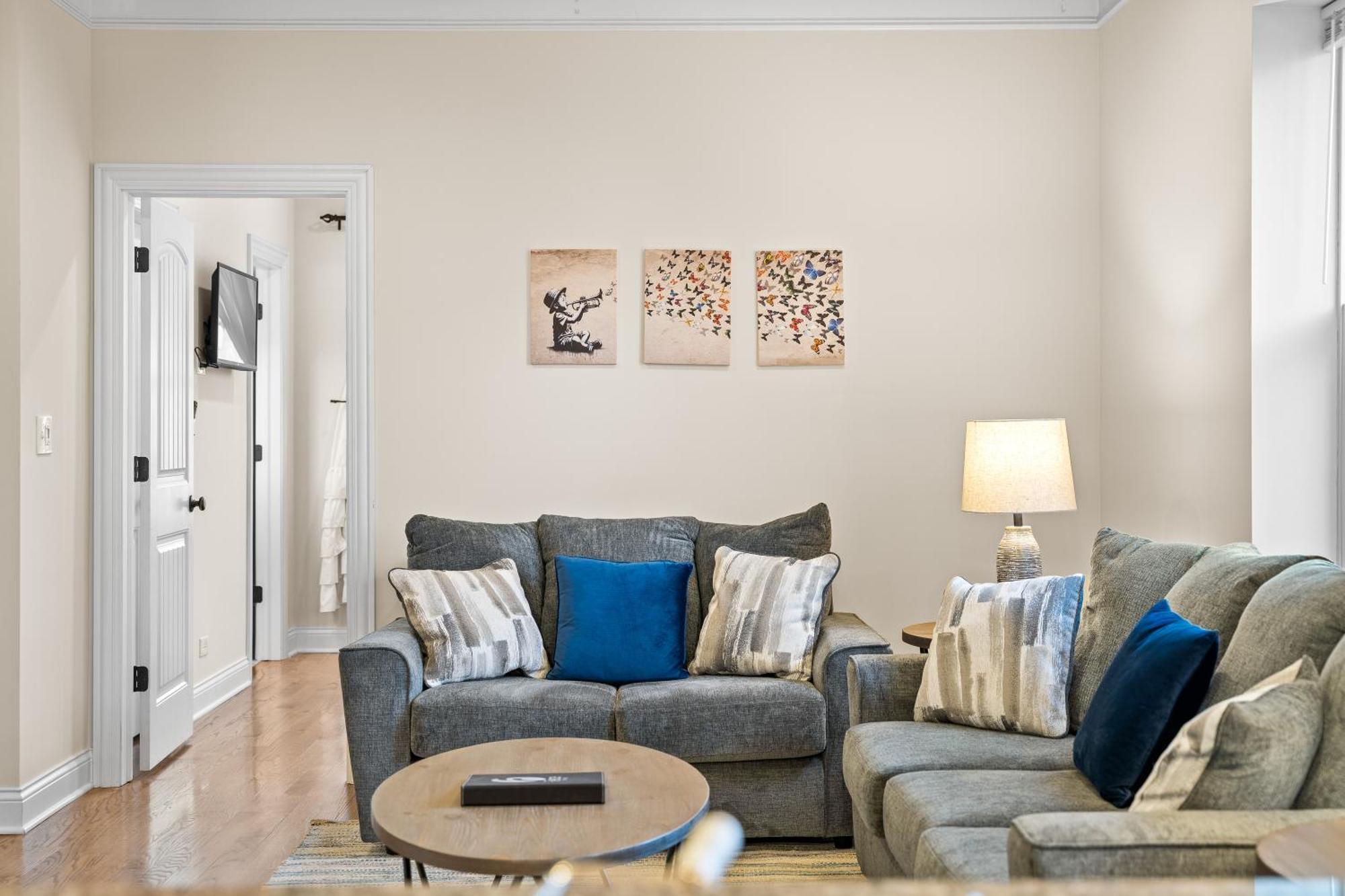 North Center - Walkable - Transit Accessible - King & Queen Beds Apartment *