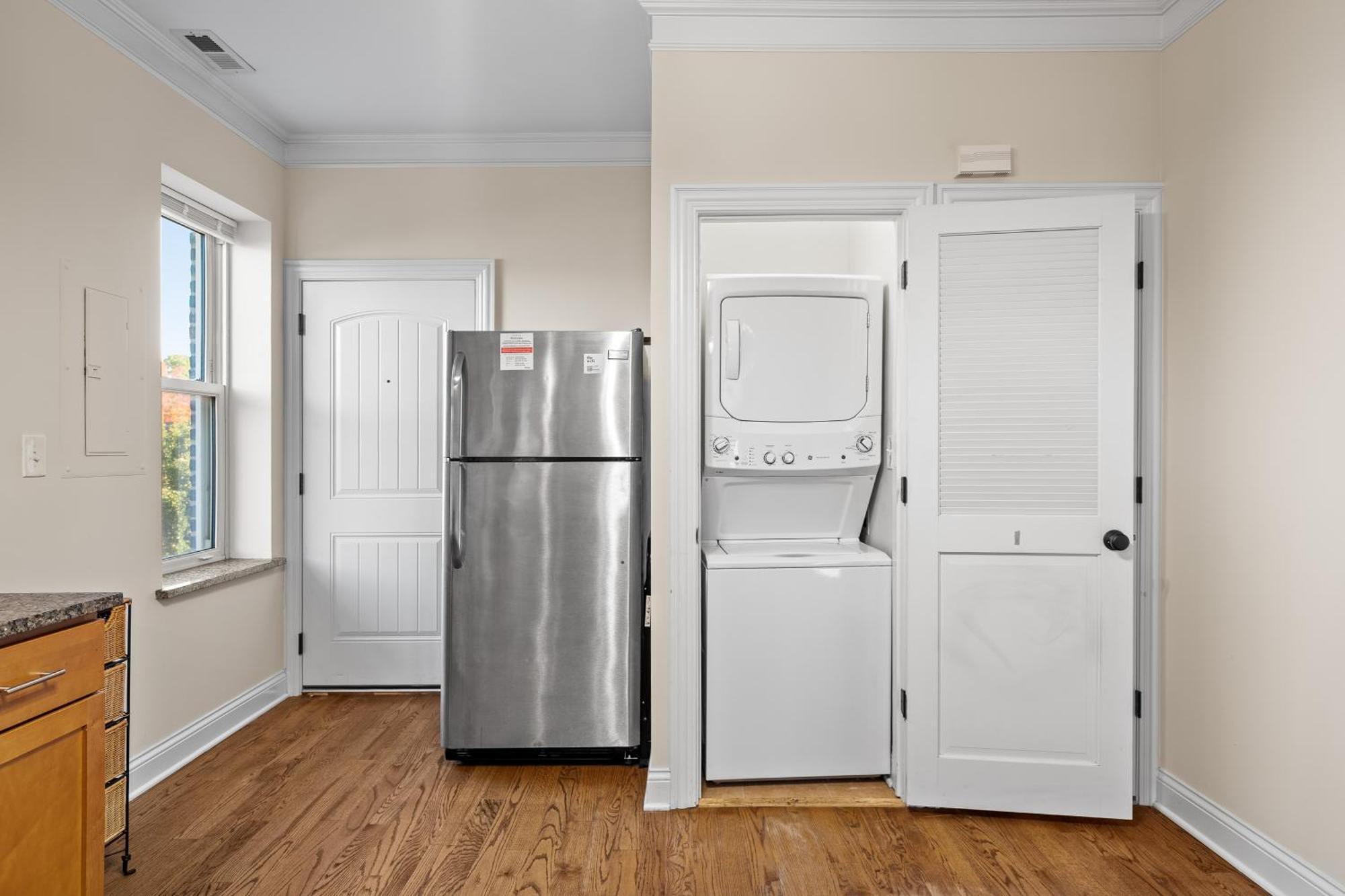 North Center - Walkable - Transit Accessible - King & Queen Beds Apartment *