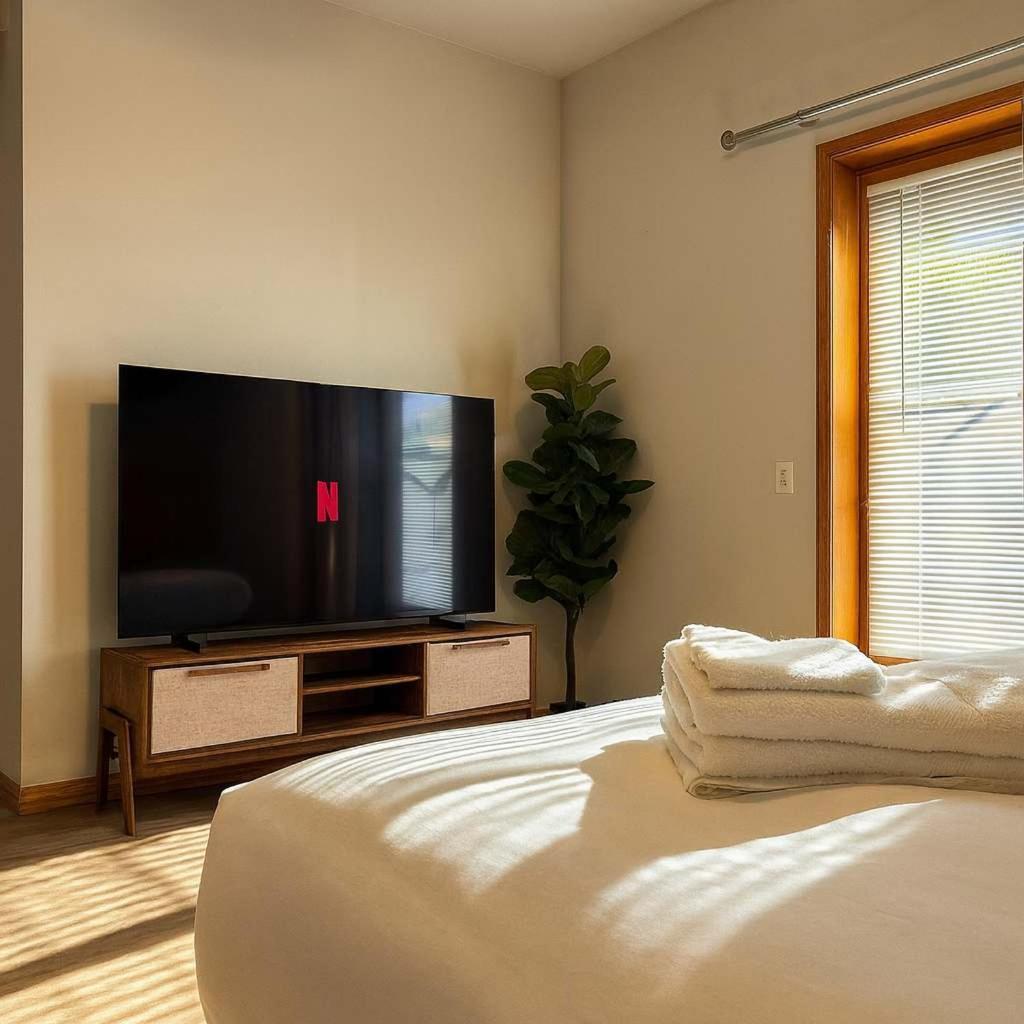 Apartment Billiards Patio Parking *