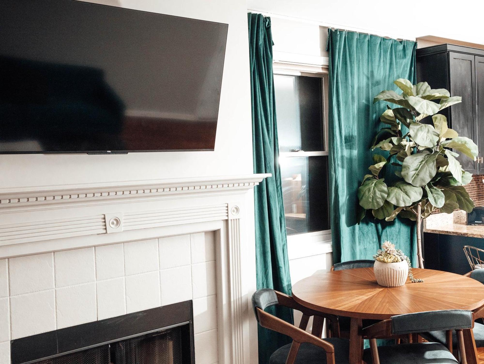 Modern & Spacious By Northwestern Hospital Bronzeville