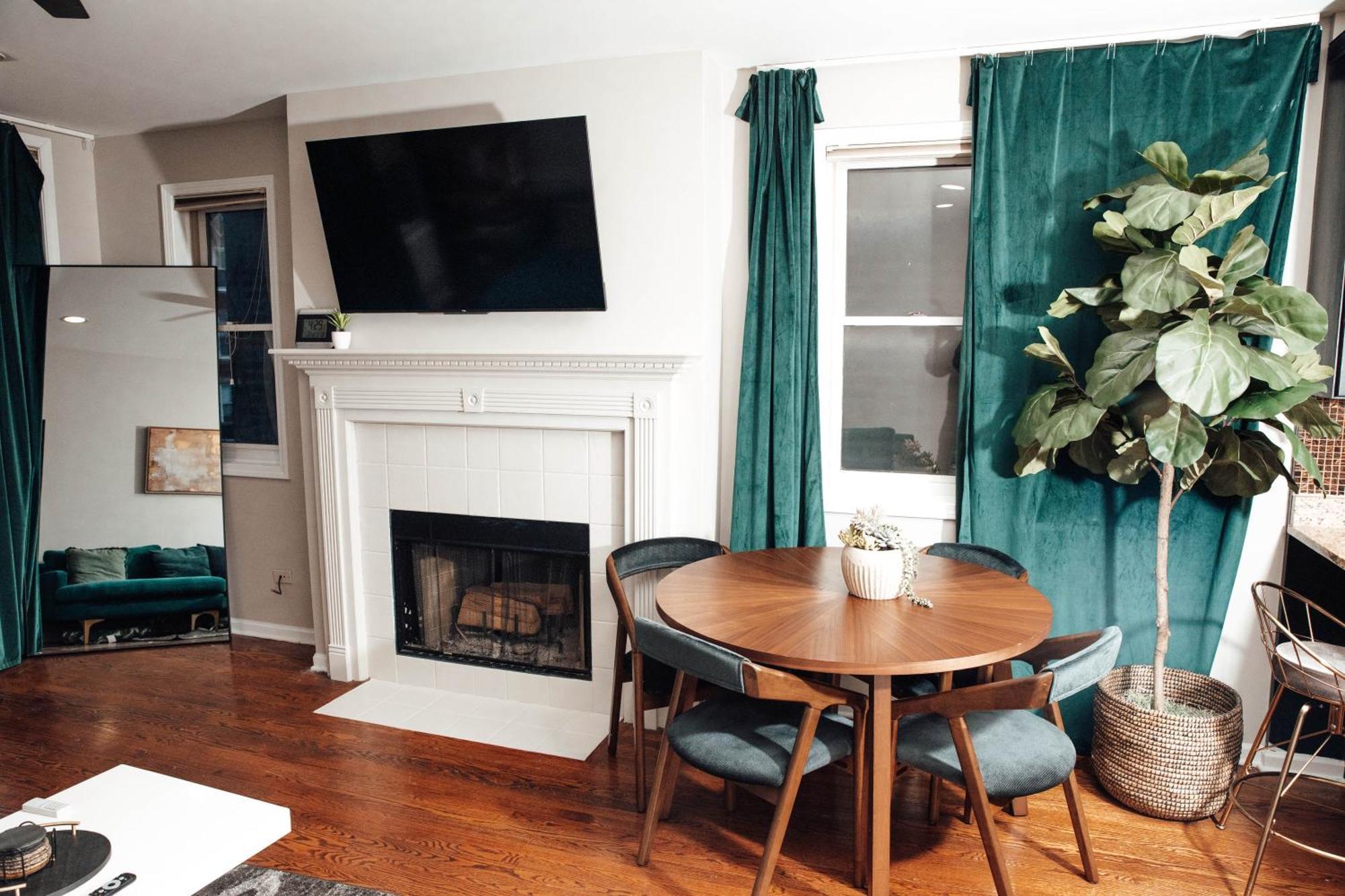 Modern & Spacious By Northwestern Hospital Bronzeville Apartment *