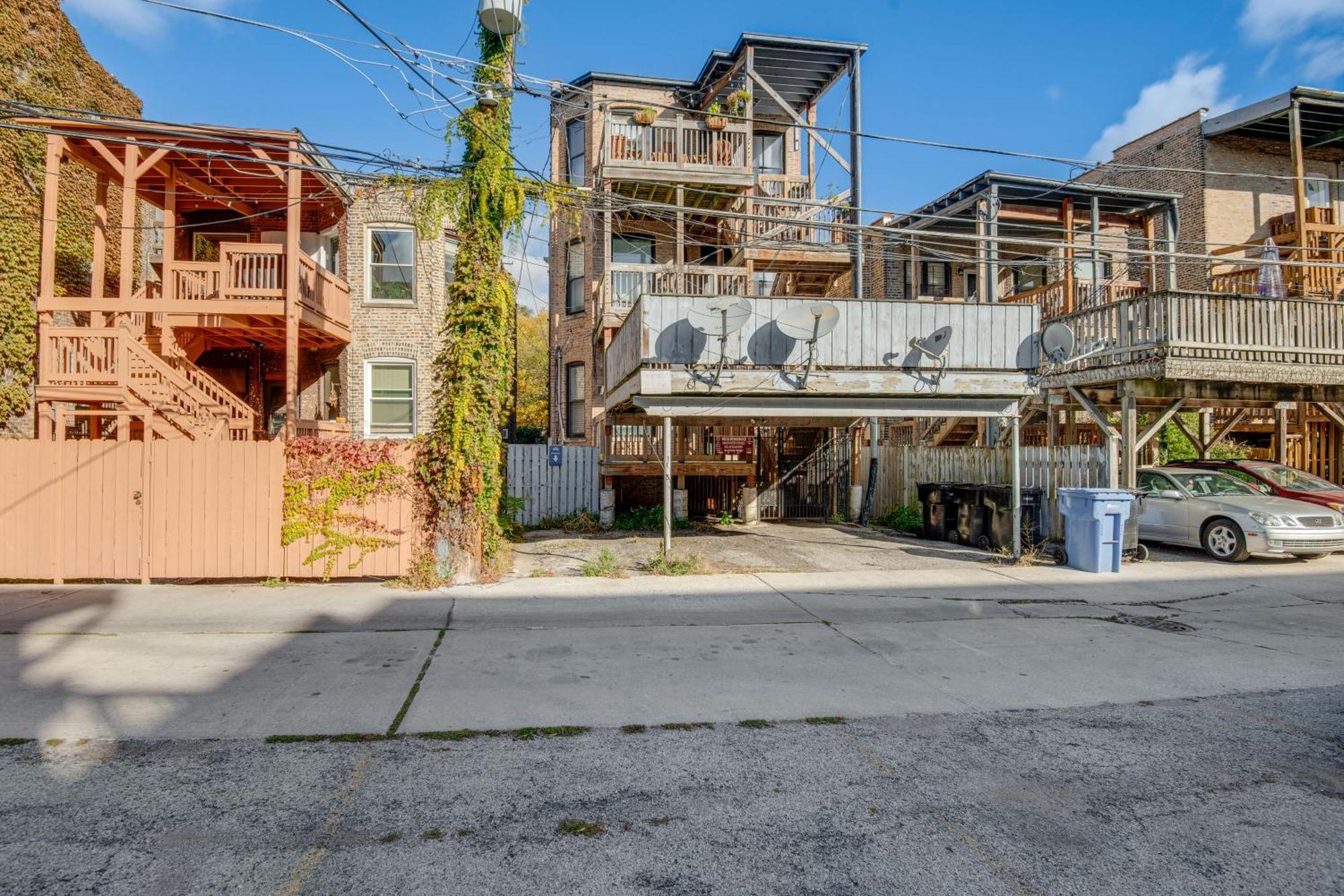 Pet-friendly With Pool Table Walk To Wrigley Field Holiday home *