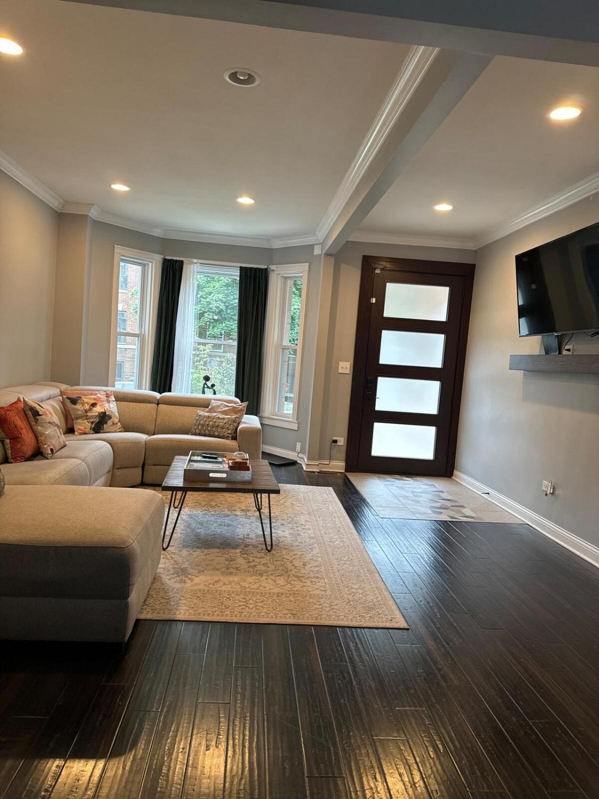 Luxe Hyde Park Gray Stone Near Uofc