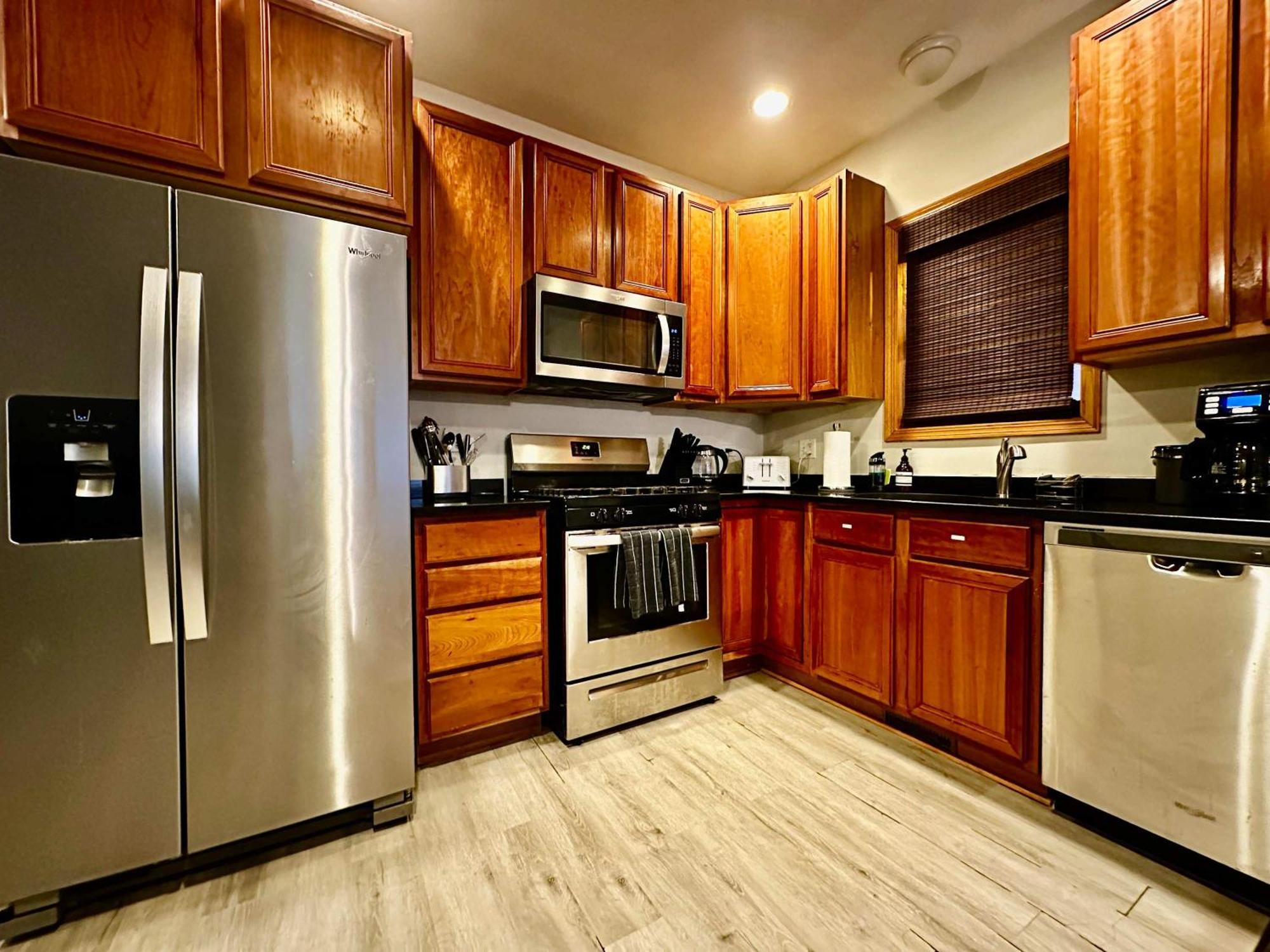 Apartment 1 Free Parking Sleeps 10 Chicago