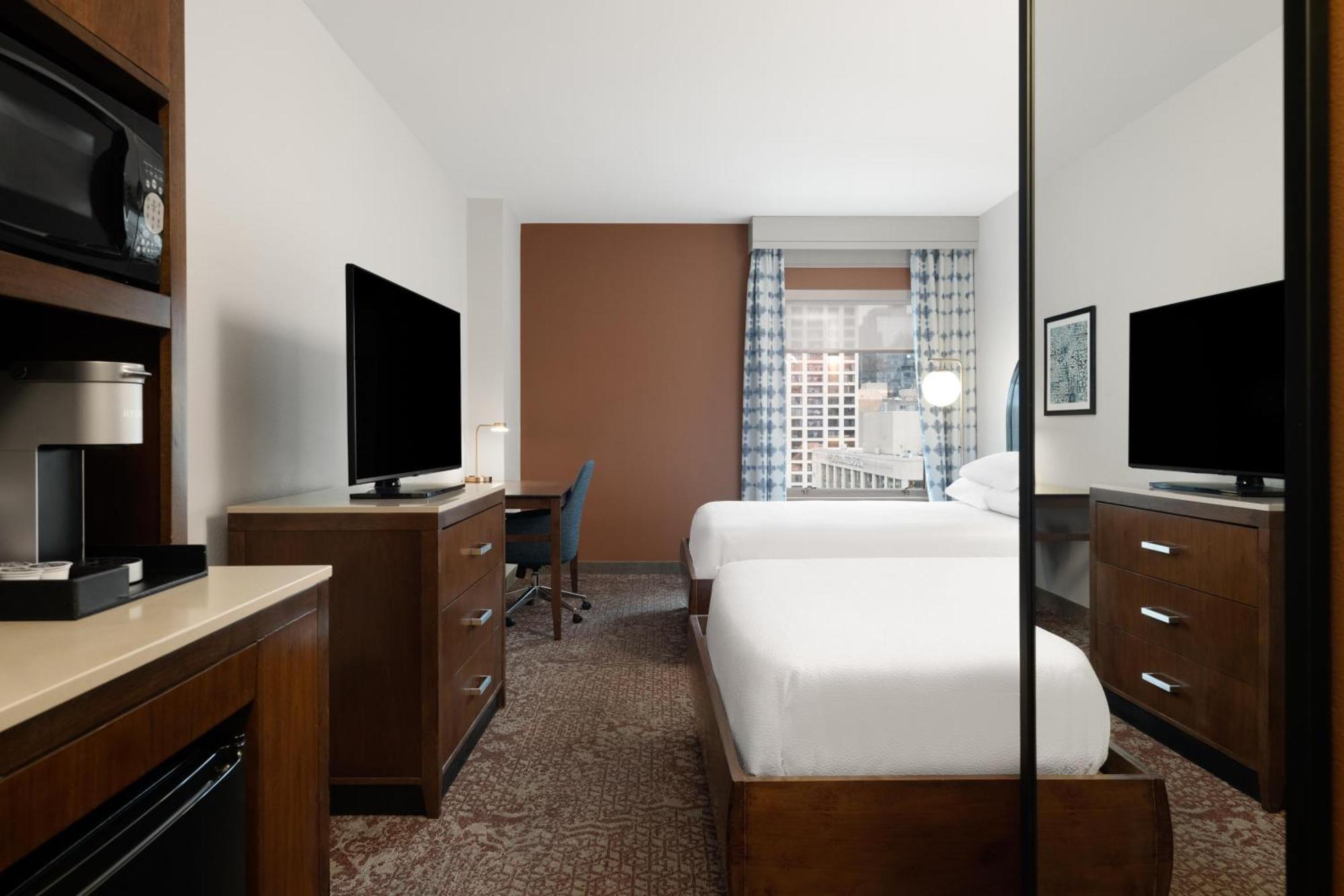 Hilton Garden Downtown/magnificent Mile 3*