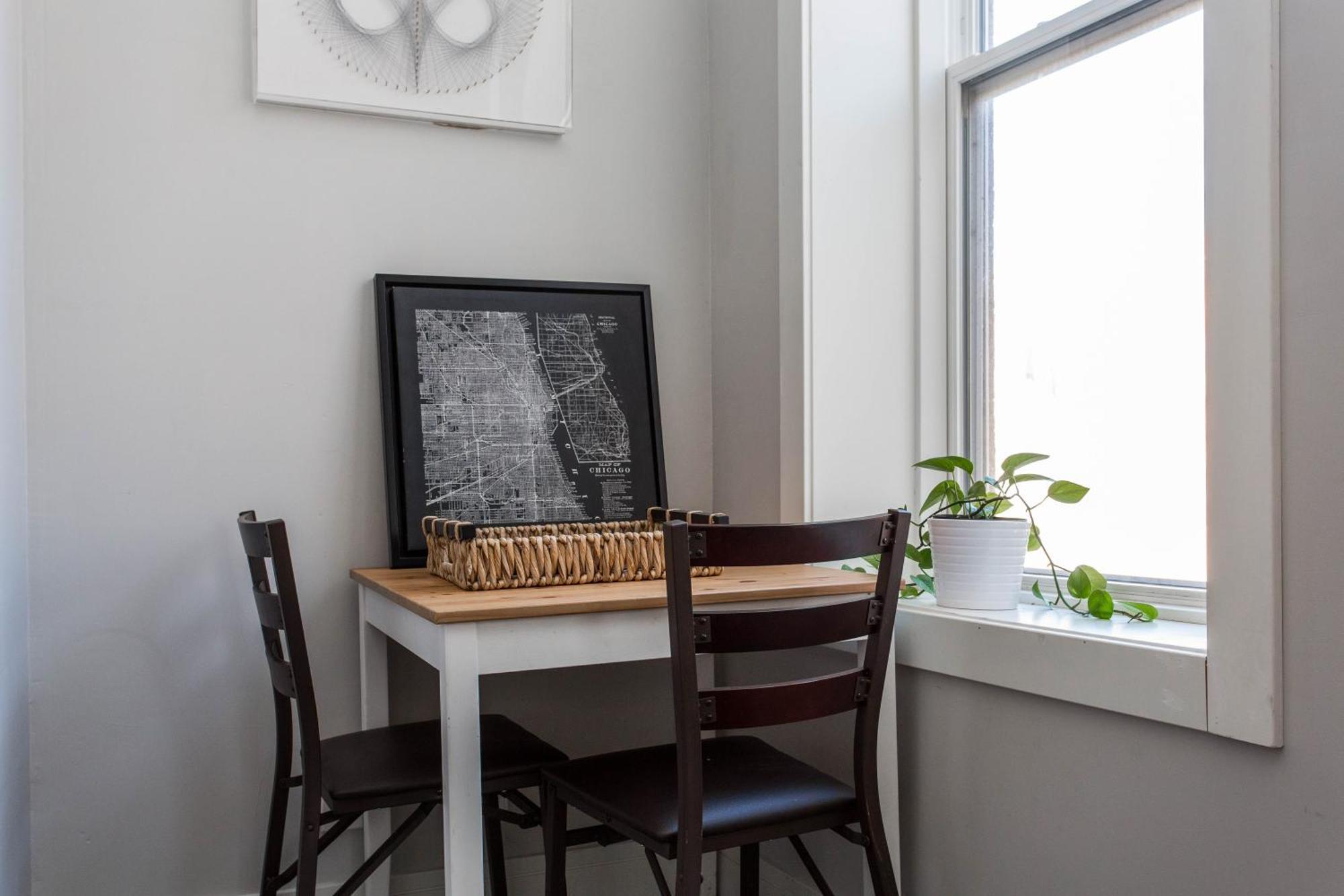 Prime Location! - 1 Min Walk To Wrigley Field - 2Br Apts Perfect For Cubs Fans! Apartment *