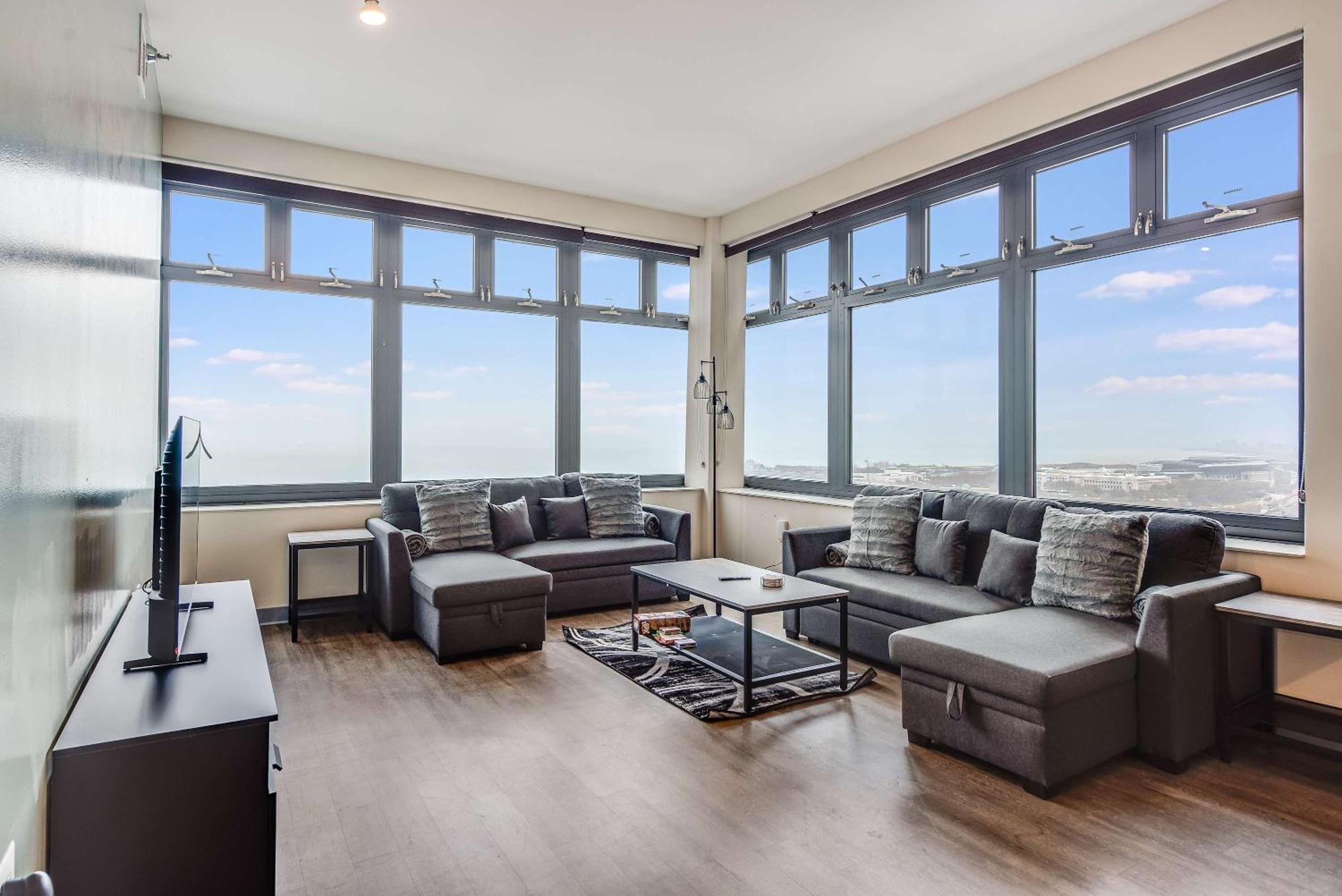 Apartment Downtown With Free In & Out Parking 6 *