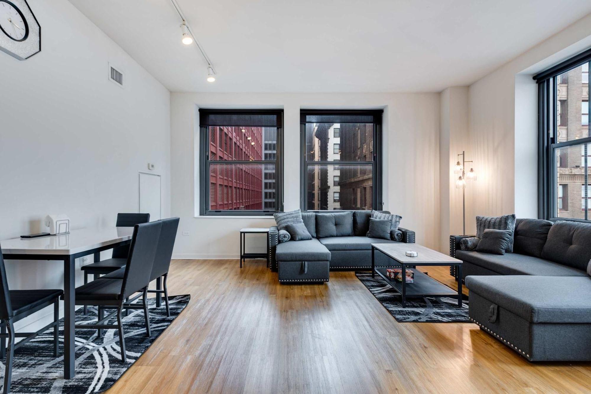 Downtown With Free In & Out Parking 2 Chicago