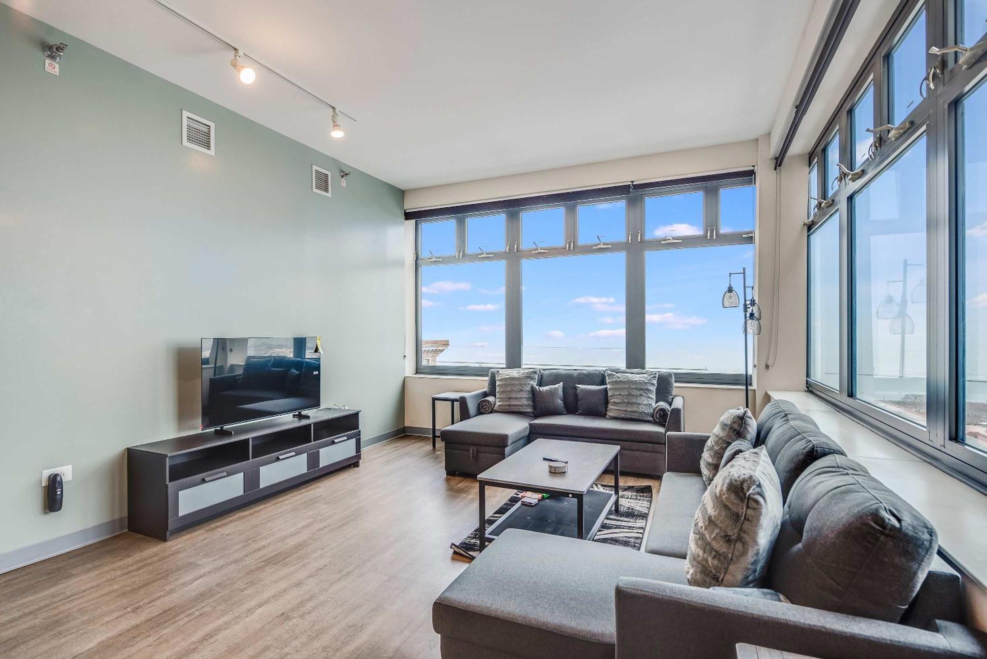 Downtown With Free In & Out Parking 6 Apartment Chicago