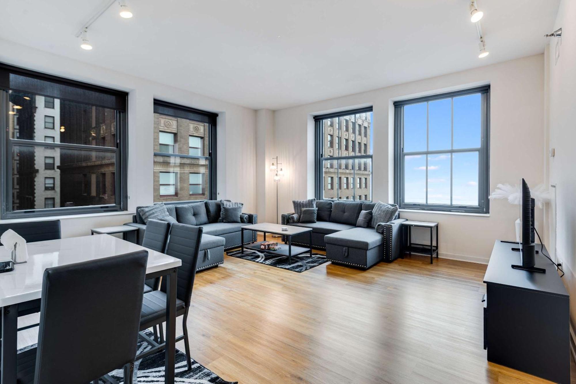 Downtown With Free In & Out Parking 2 Apartment