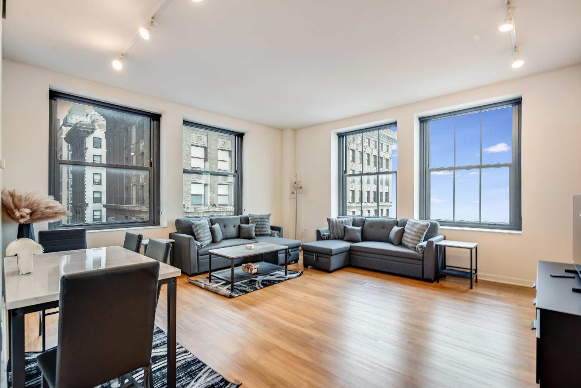 Downtown With Free In & Out Parking 1 Apartment *