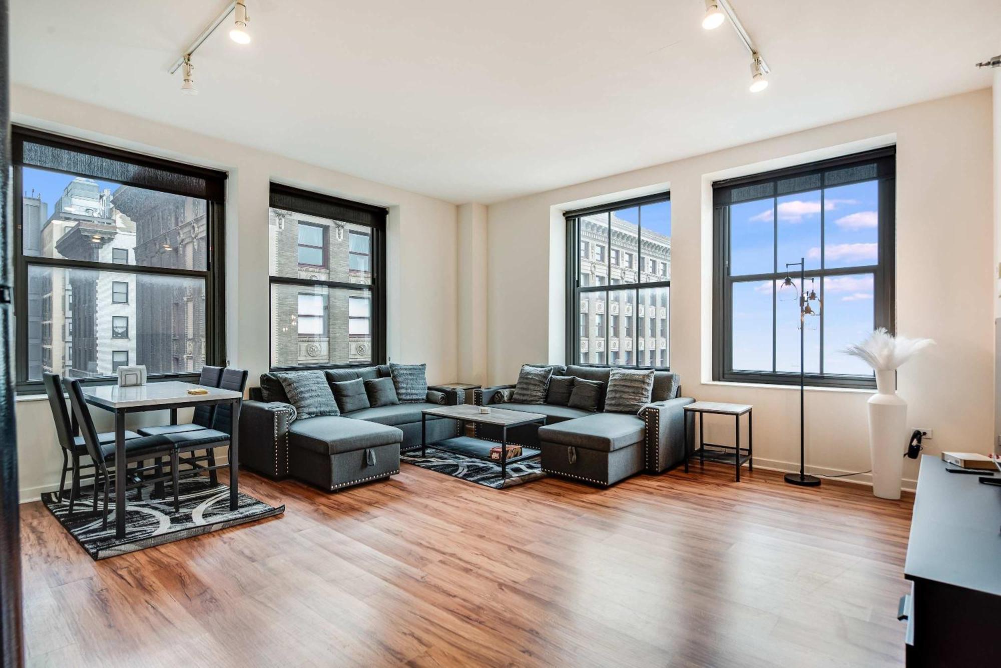 Downtown With Free In & Out Parking 3 Chicago